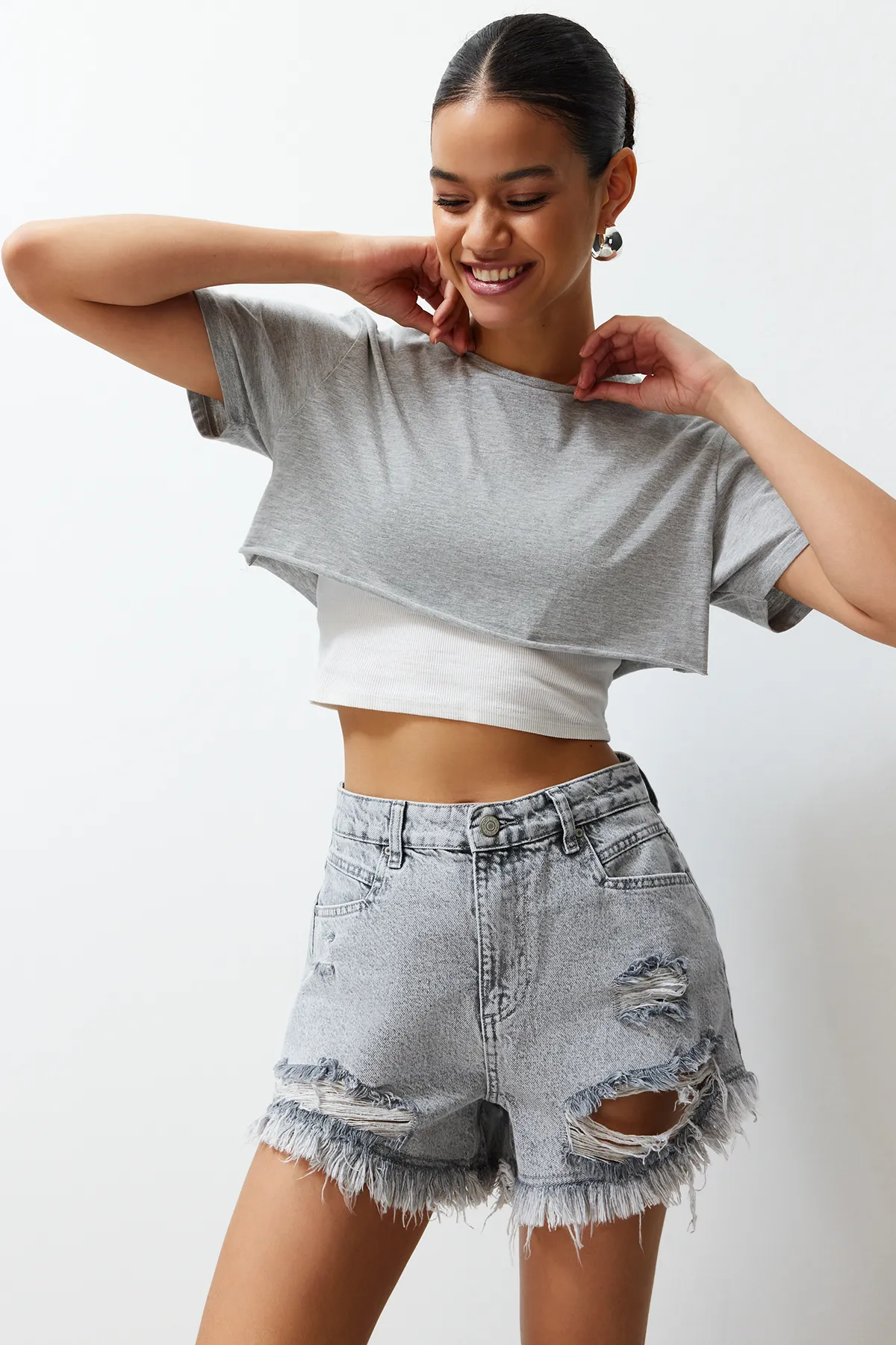Trendyol Collection  Graue Jeansshorts mit zerrissenem Detail und hoher Taille TWOSS22SR00152