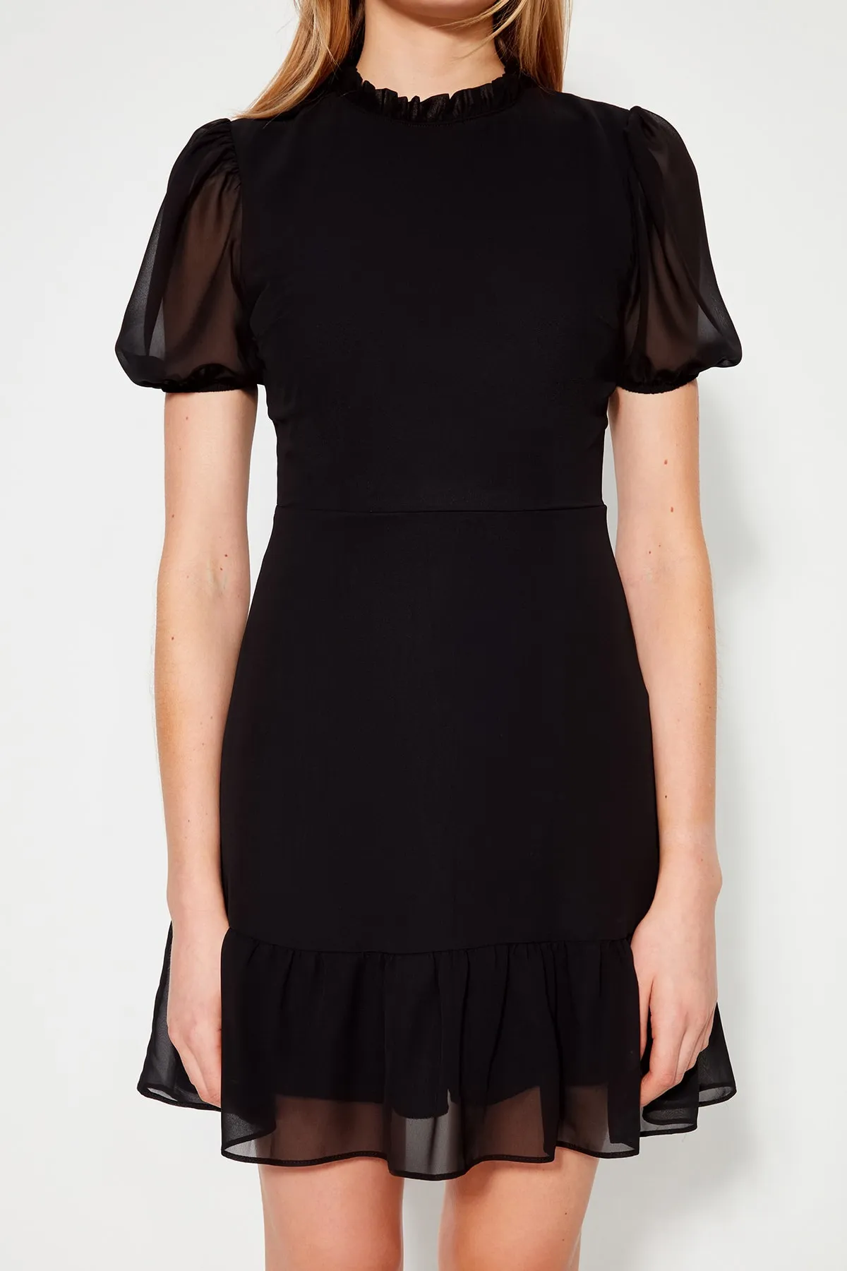 Trendyol Collection  Schwarzes, gerade geschnittenes Rock-Volant-Mini-Chiffon-gefüttertes Webkleid TWOSS23EL00520