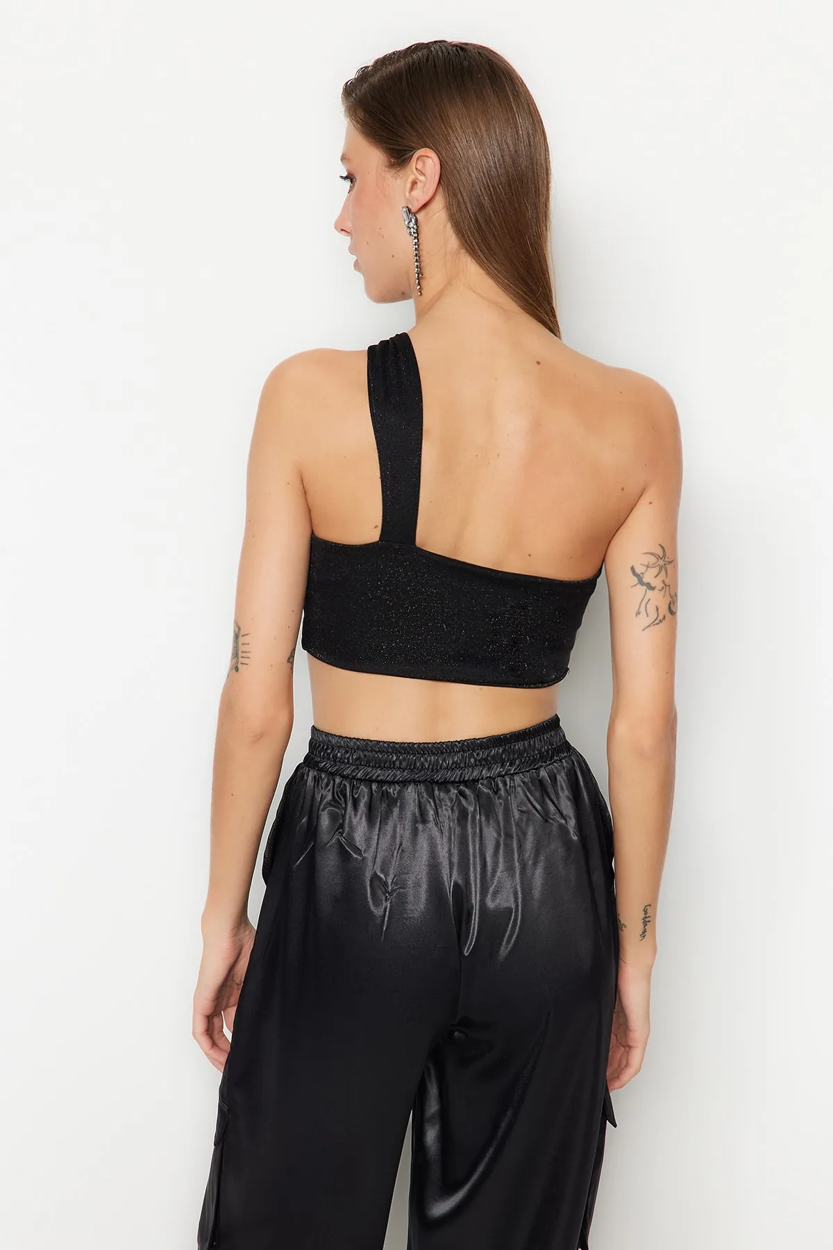 Trendyol Collection  Schwarzes, kurz gestricktes, glänzendes Bustier TPRSS23BS00042