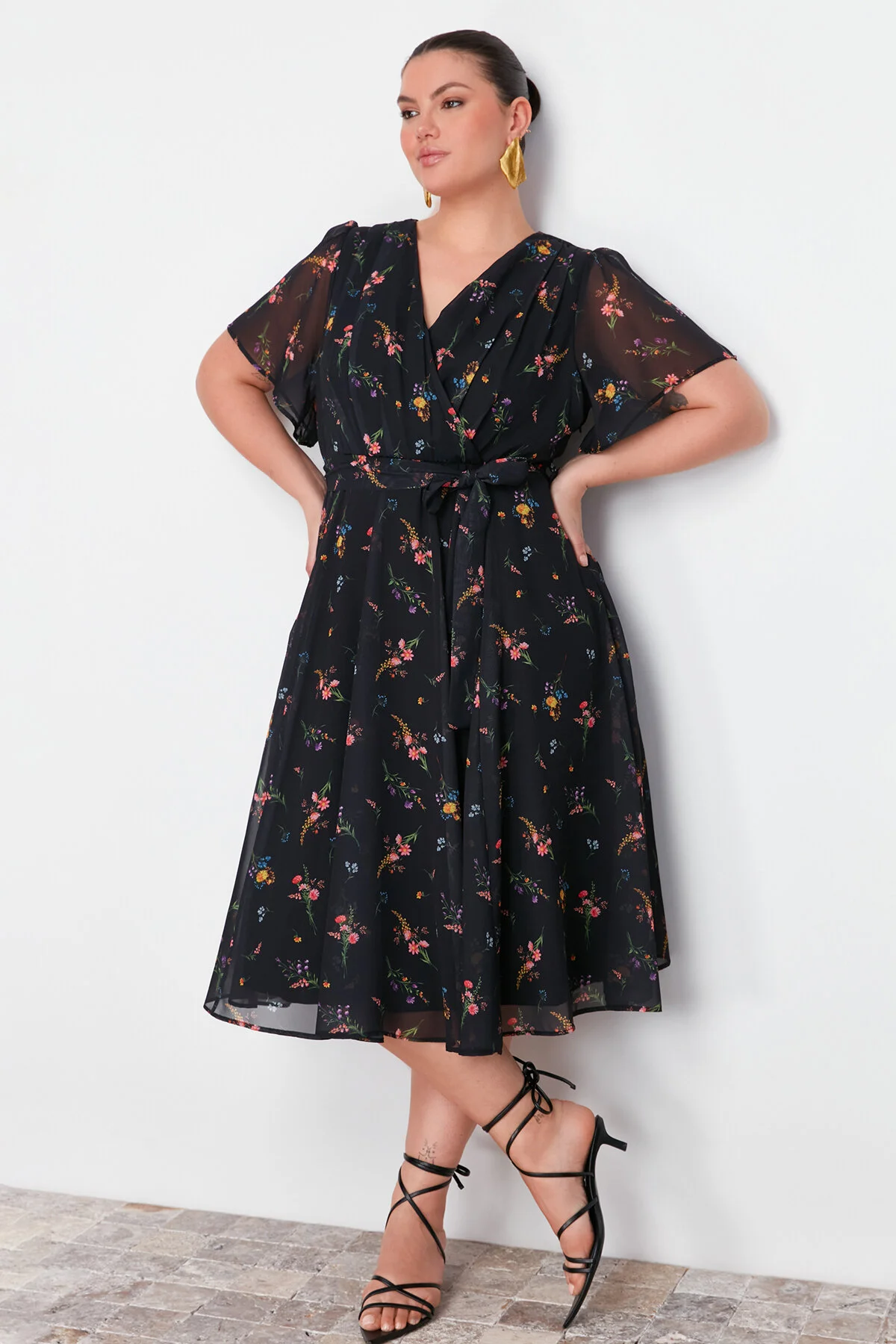 Trendyol Curve  Mehrfarbiges, zweireihiges Chiffon-Gewebekleid mit Blumendruck TBBSS24AH00154