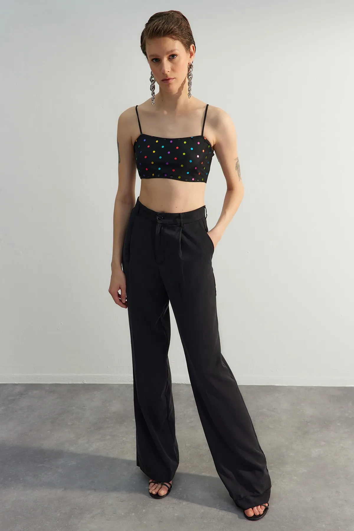 Trendyol Collection  Schwarz-mehrfarbiges, bauchfreies, gefüttertes Bustier aus Tüll mit Punkten TPRSS23BS00112