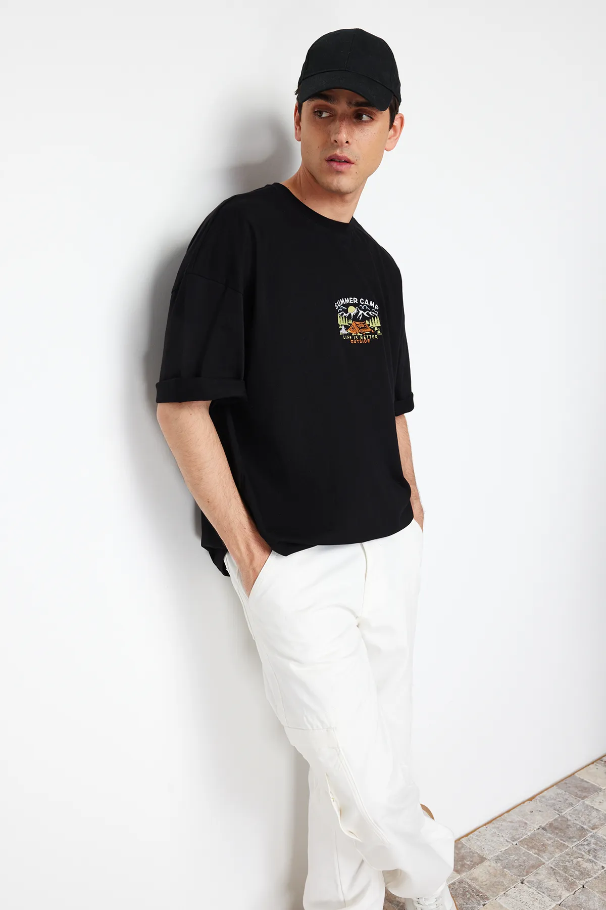 Trendyol Collection  Schwarzes, übergroßes/weit geschnittenes, kurzärmliges, landschaftlich besticktes T-Shirt aus 100 % Baumwolle TMNSS23TS00243