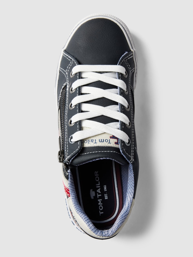 Sneaker mit Label-Details in marineblau