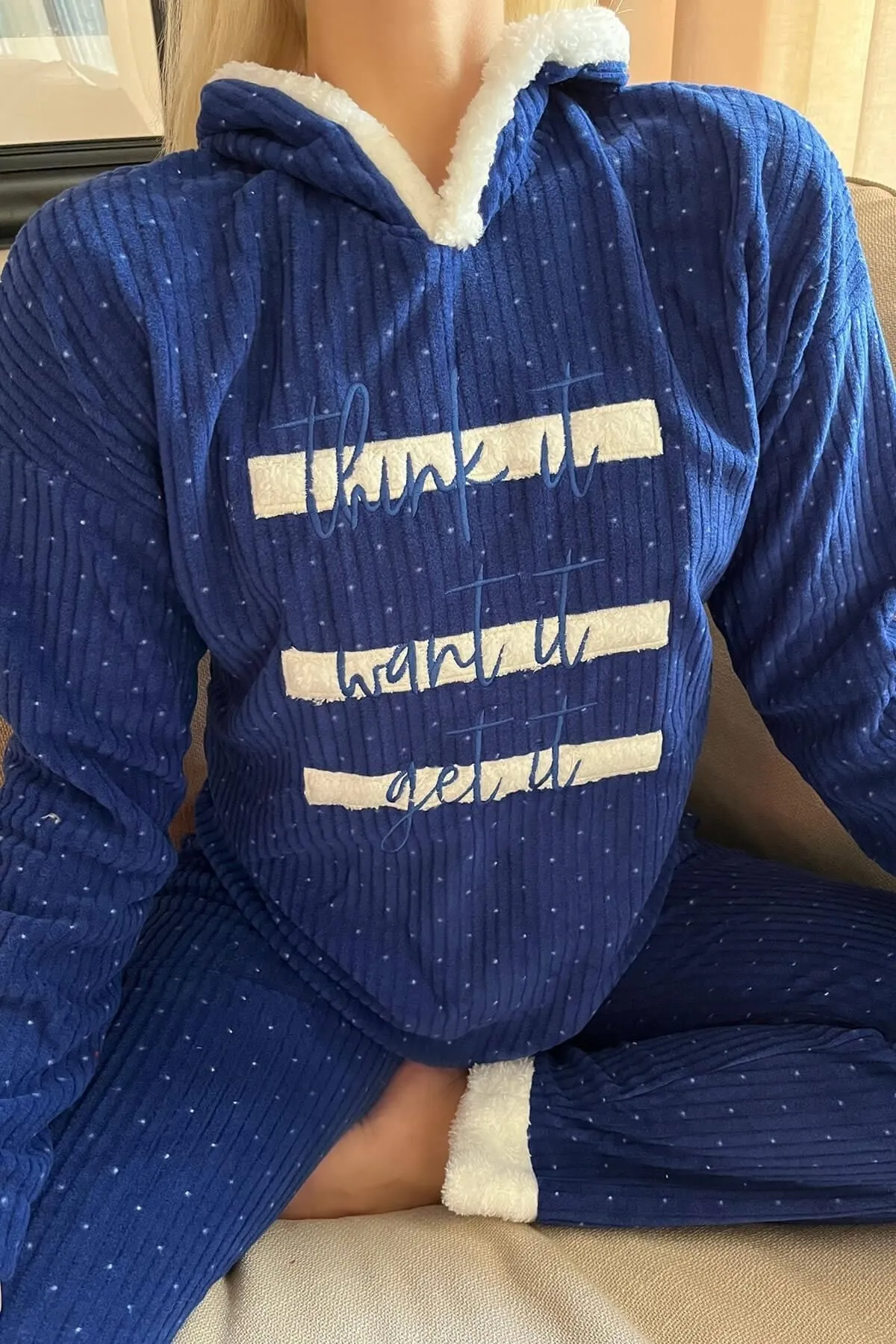 Pijamaevi  Marineblaues Polar-Pyjama-Set mit drei Linienmuster und Kapuze aus Plüsch