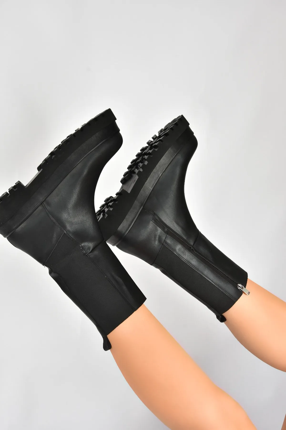 Fox Shoes  Schwarze Damenstiefel mit dicken Sohlen J267063109