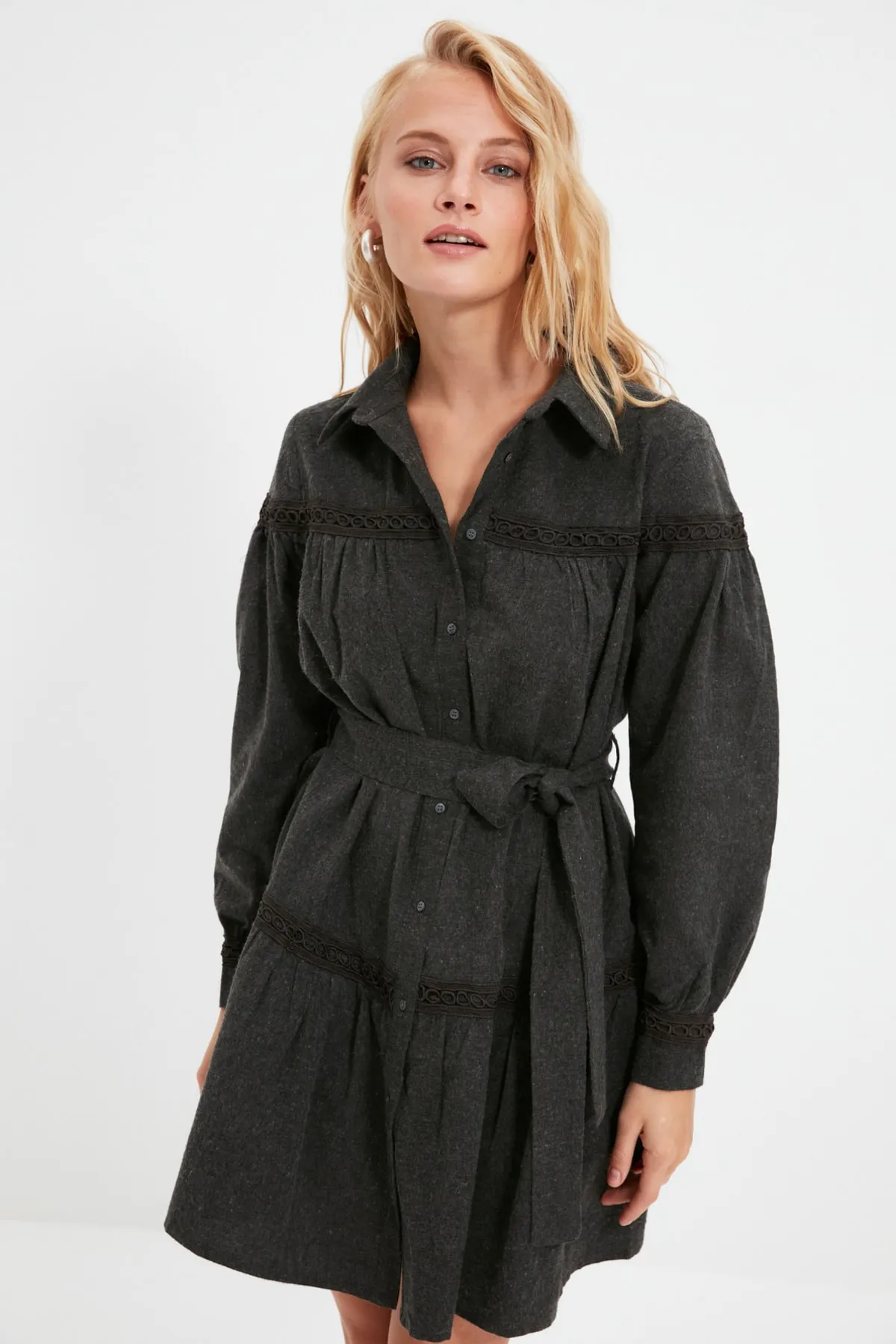 Trendyol Collection  Anthrazitfarbenes, gewebtes Mini-Hemdkleid mit Gürtel TWOAW21EL1964