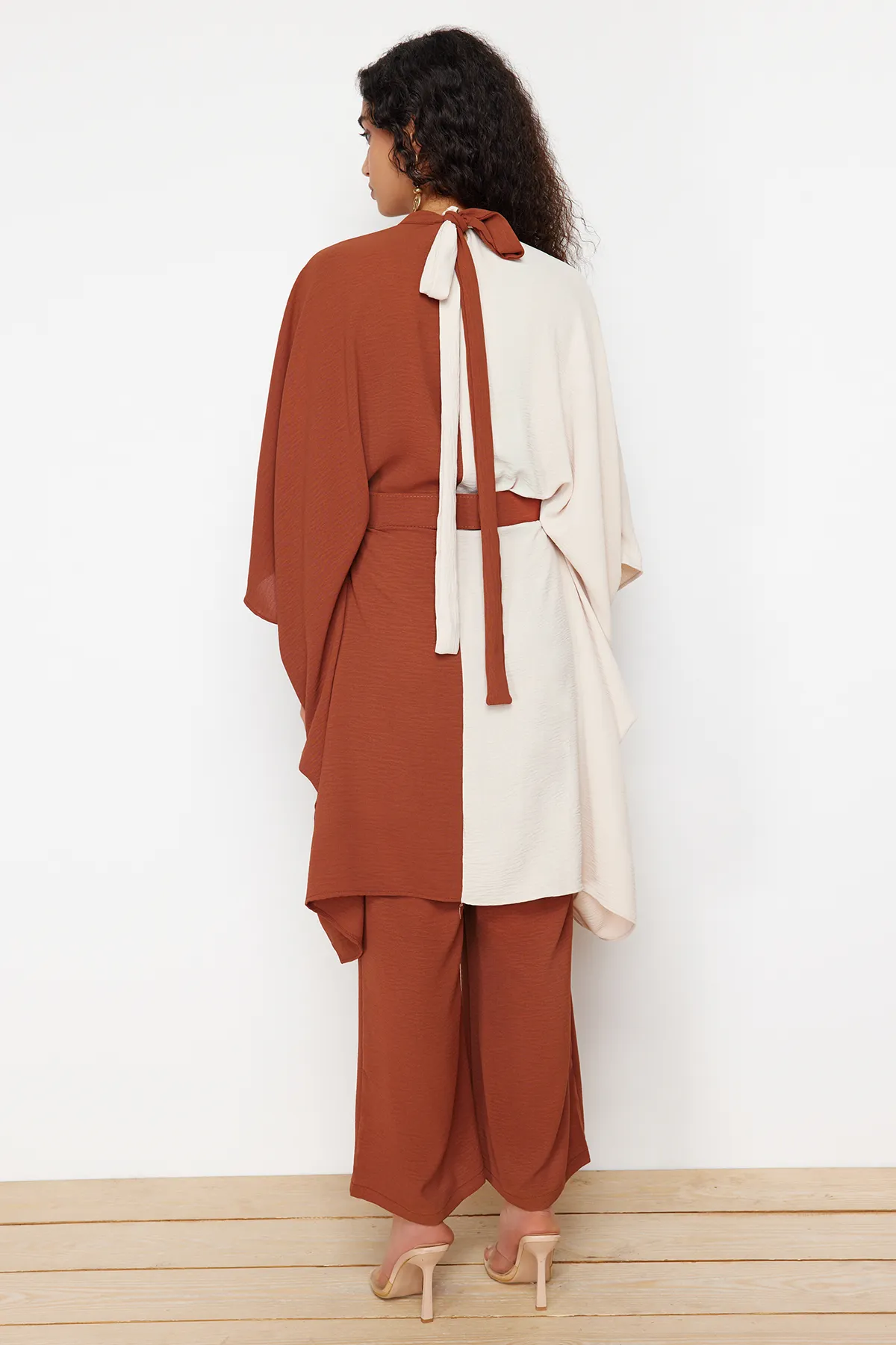 Trendyol Modest  Zimtfarbener, gewebter Tunika-Hosenanzug mit Taillengürtel und Blockfarben TCTSS23US00046