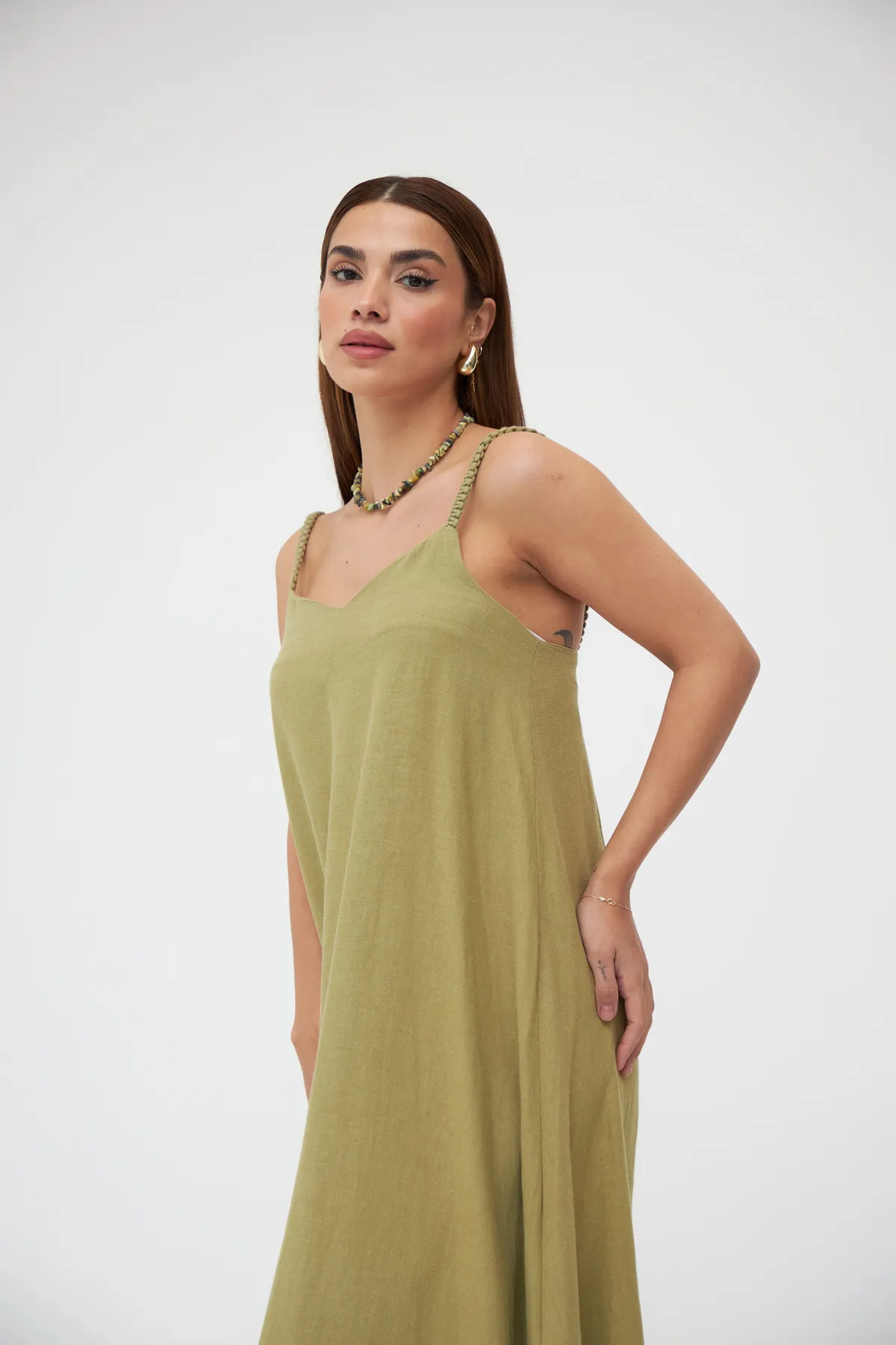 Laluvia  Langes Kleid aus khakifarbenem Strick mit Trägern aus Leinen