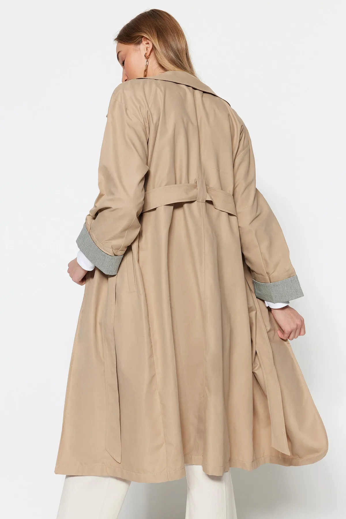 Trendyol Modest  Beiger gewebter Trenchcoat mit Bindedetail in der Taille TCTSS23CL00002
