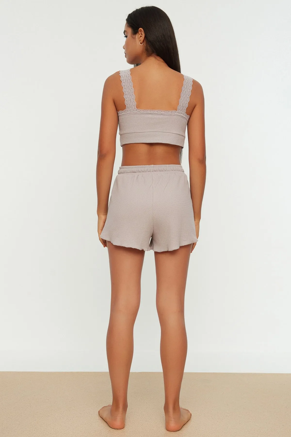 Trendyol Collection  Graues Pyjama-Set aus Strick mit Sportlershorts und Spitzendetails THMSS21PT0576