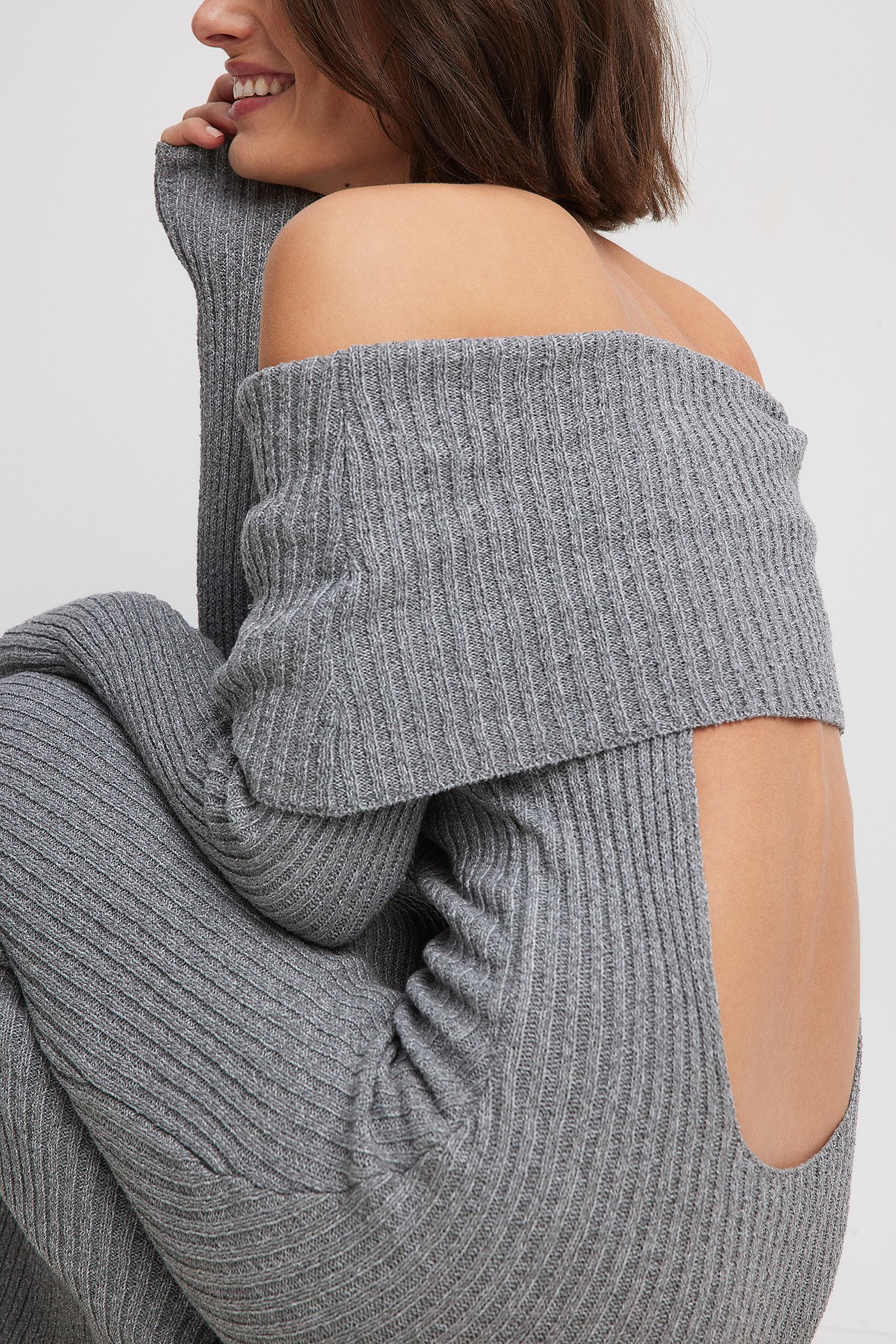 Schulterfreies Kleid mit offenem Rücken
