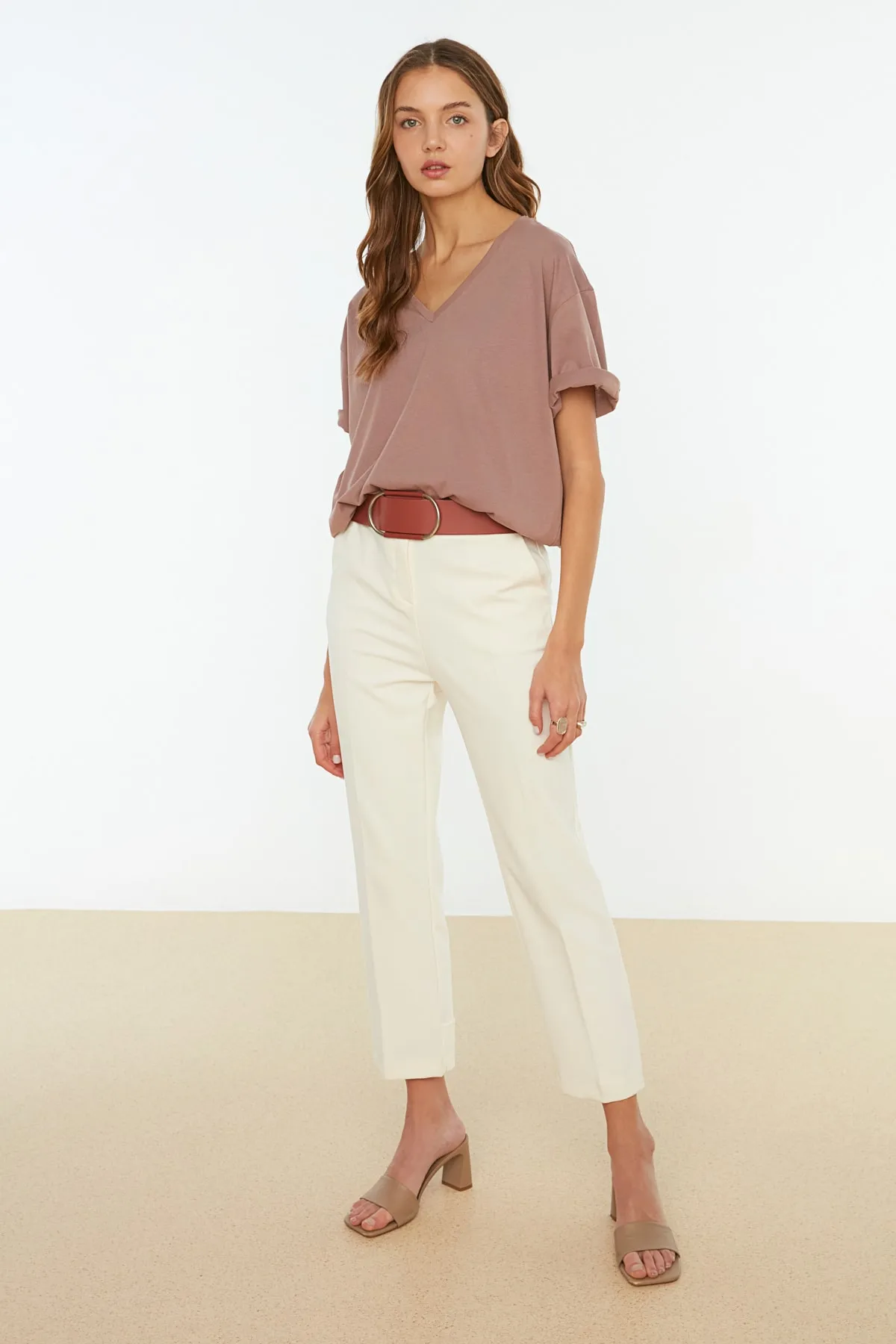 Trendyol Collection  Nerzfarbenes Single-Jersey-Strick-T-Shirt im Boyfriend-Stil mit V-Ausschnitt TWOSS20TS0132