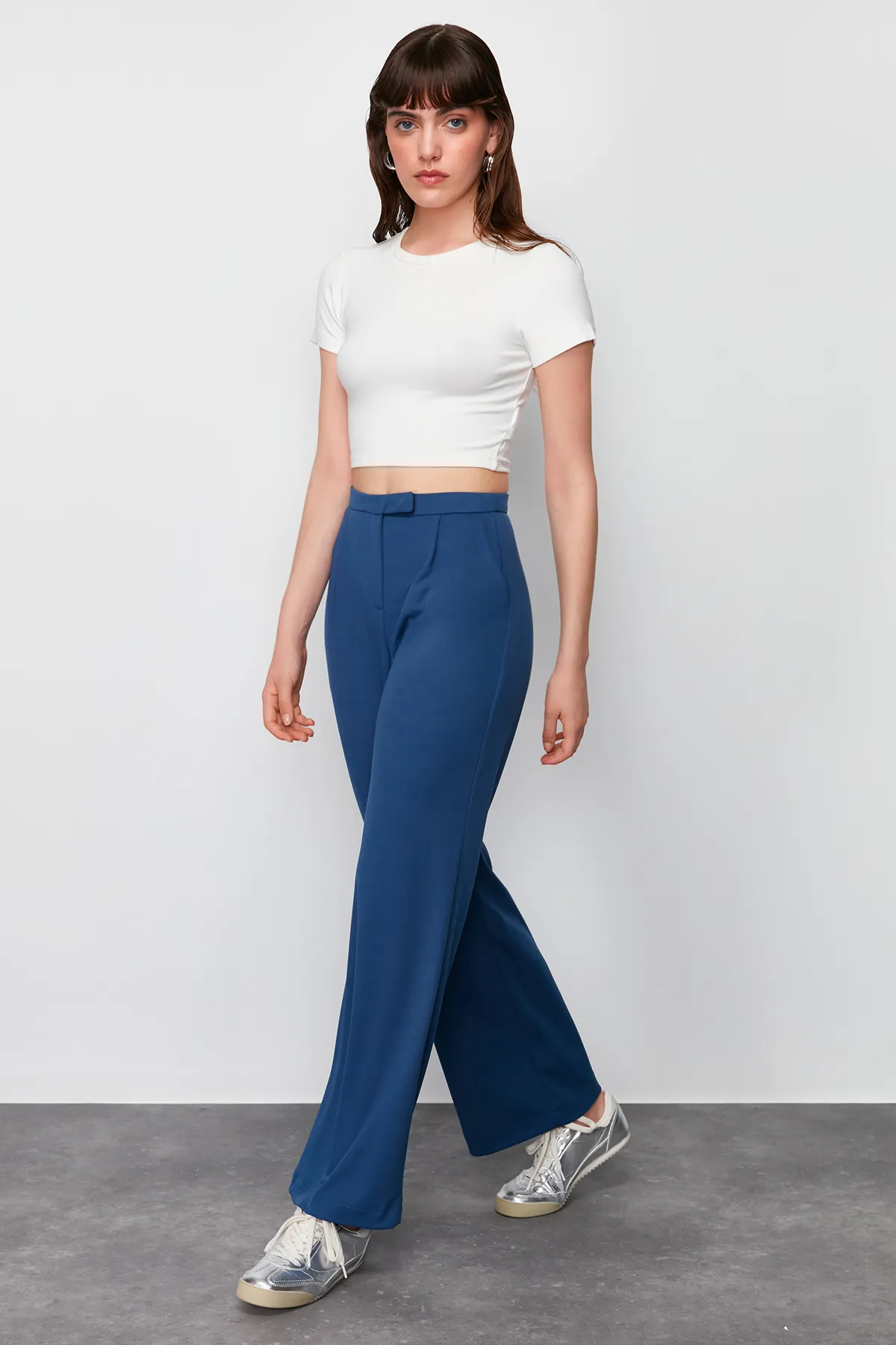 Trendyol Collection  Marineblaue Hose mit Klettverschluss und detailliertem Lycra-Gewebe, gerade/gerade geschnitten, TWOSS24PL00113