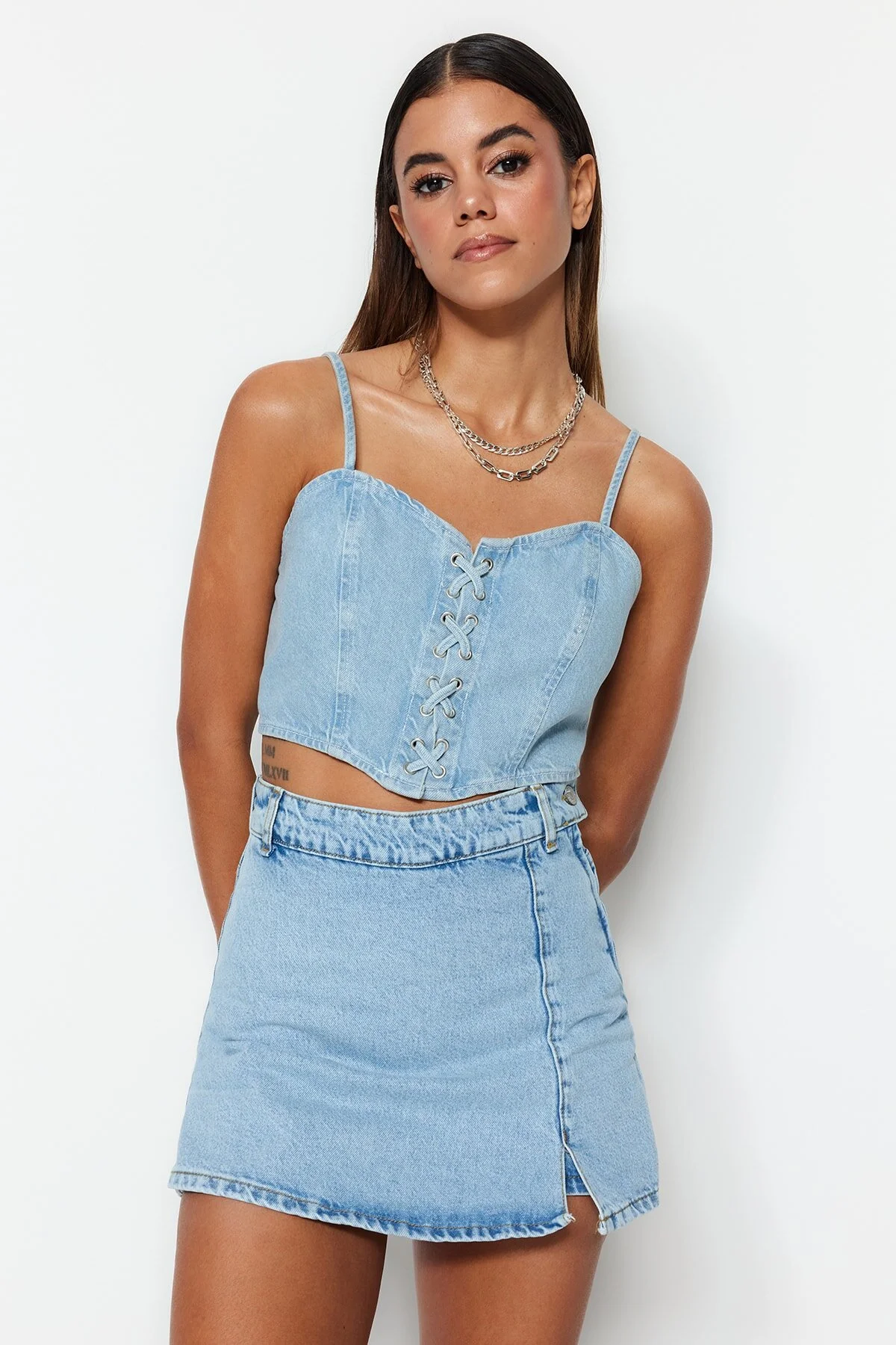 Trendyol Collection  Blauer, geschlitzter Denim-Shorts-Rock TWOSS23SR00091