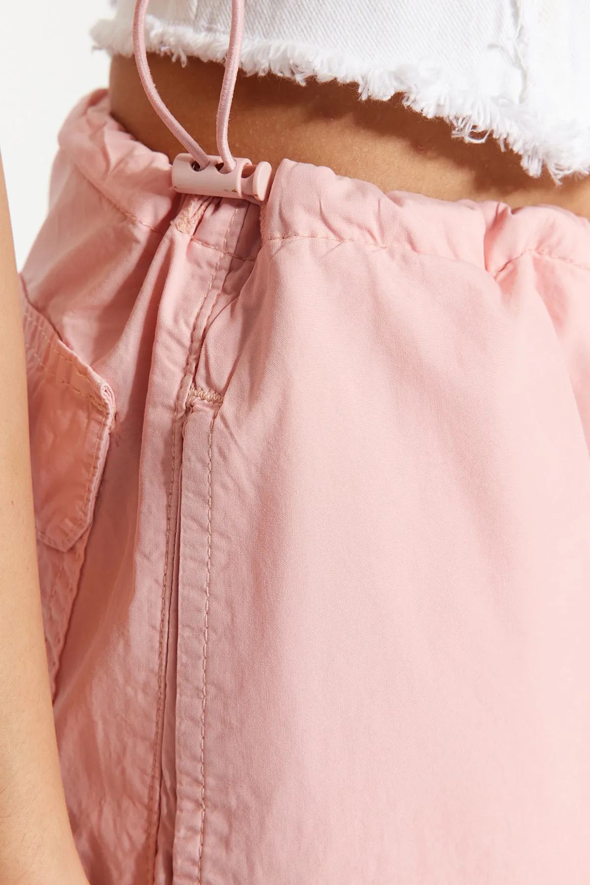 Trendyol Collection  Rosa Stopper-Fallschirmhose mit normaler Taille TWOAW23JE00738
