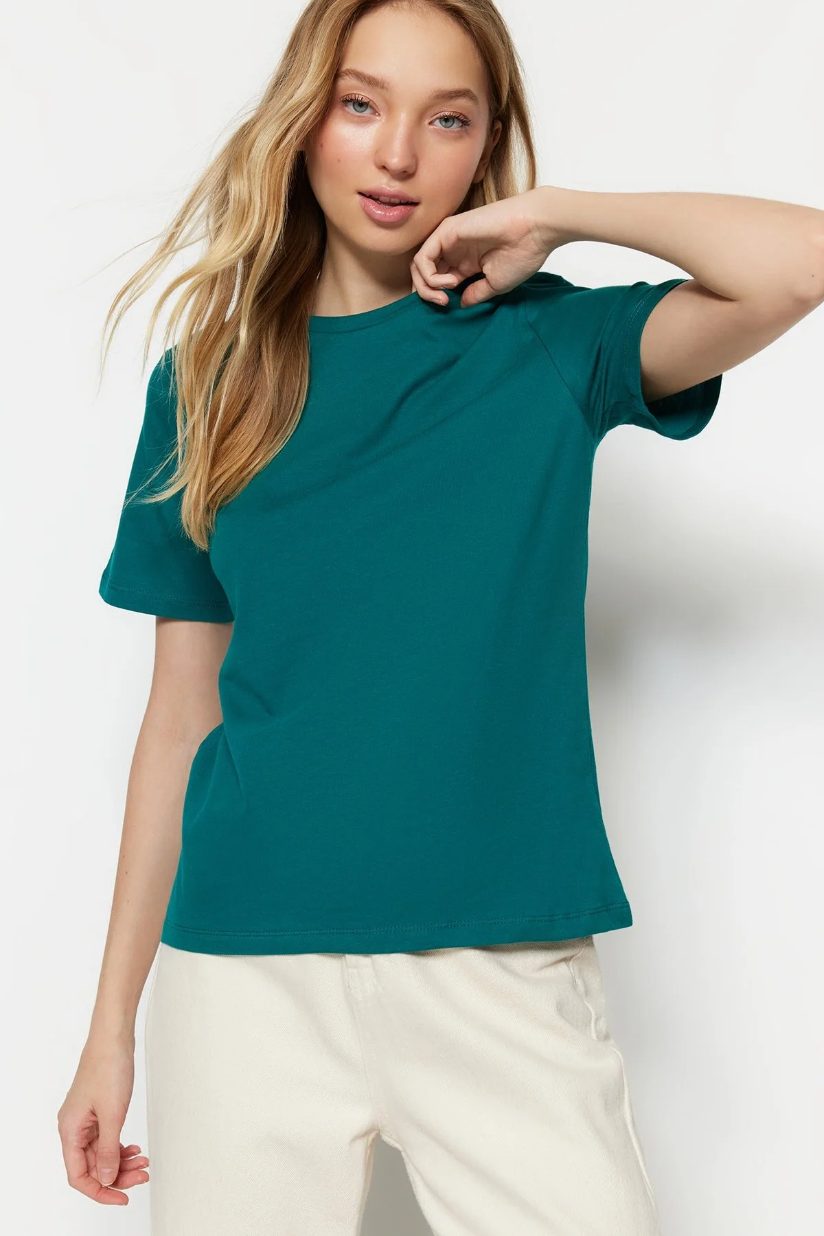 Trendyol Collection  Smaragdgrünes Basic-Strick-T-Shirt mit Rundhalsausschnitt aus 100 % Baumwolle TWOSS23TS00000