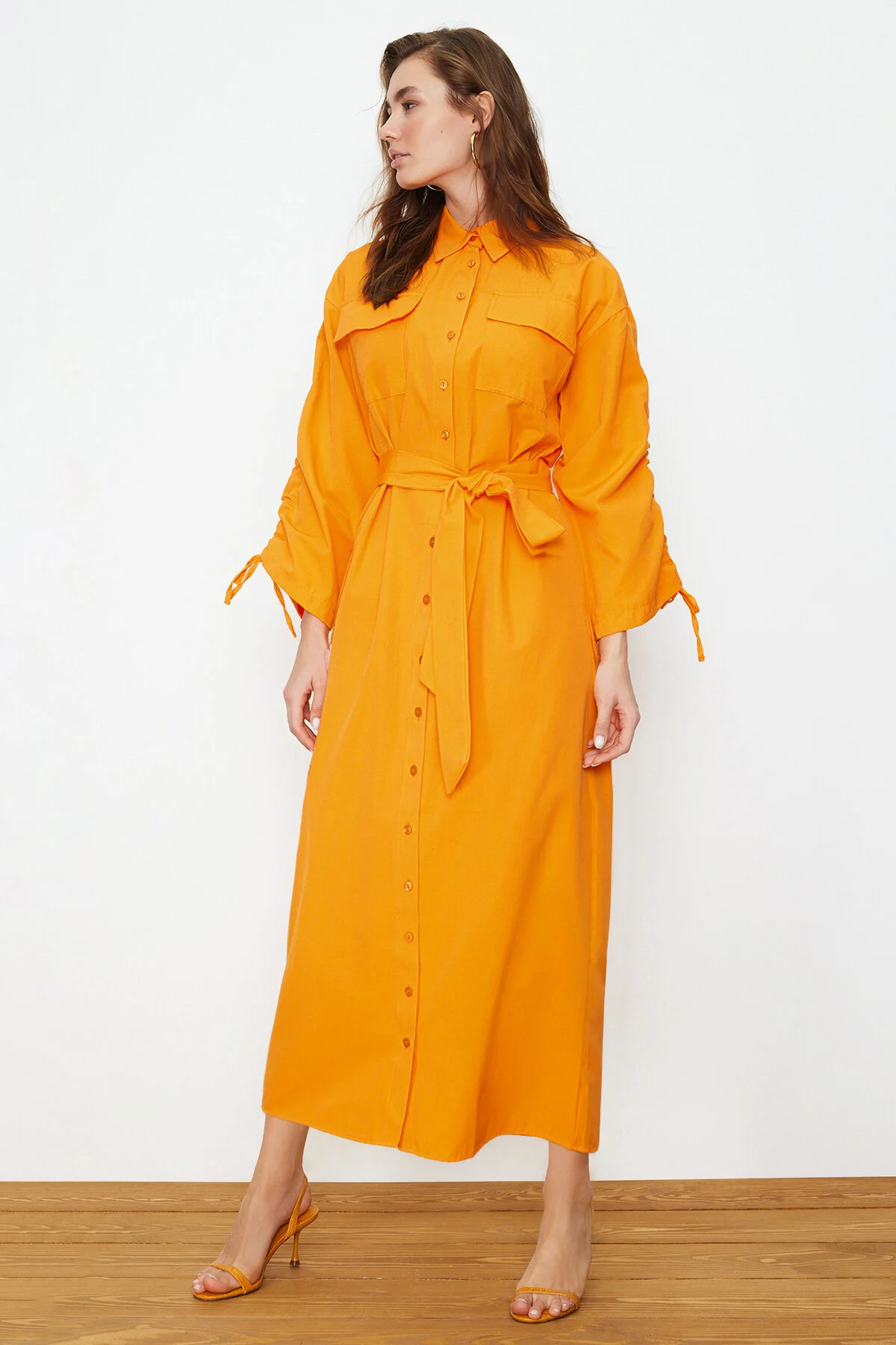 Trendyol Modest  Orangefarbenes Hemdkleid aus gewebter Baumwolle mit Gürtel und verstellbaren Ärmeln TCTSS23EB00365
