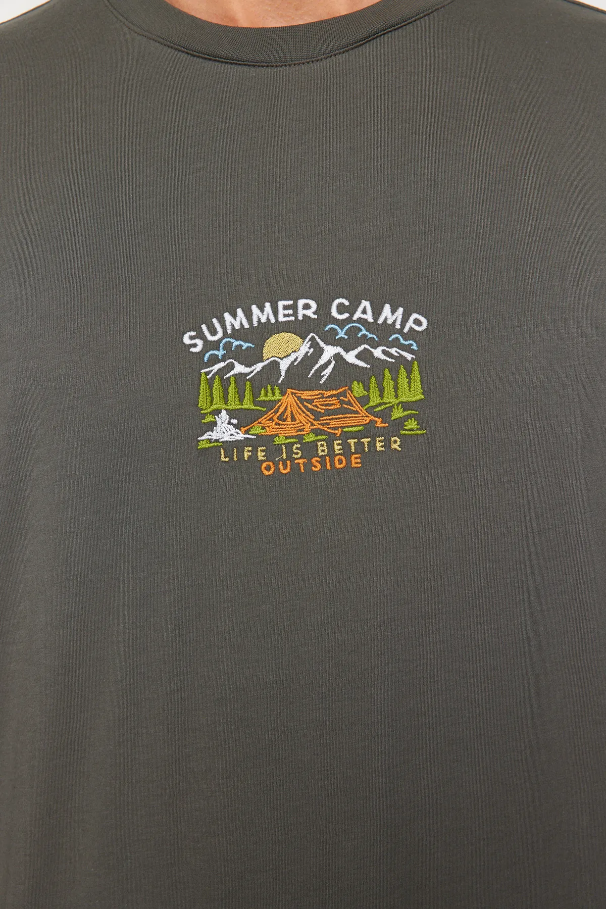 Trendyol Collection  Anthrazitfarbenes, übergroßes/weit geschnittenes, kurzärmliges, landschaftlich besticktes T-Shirt aus 100 % Baumwolle TMNSS23TS00243