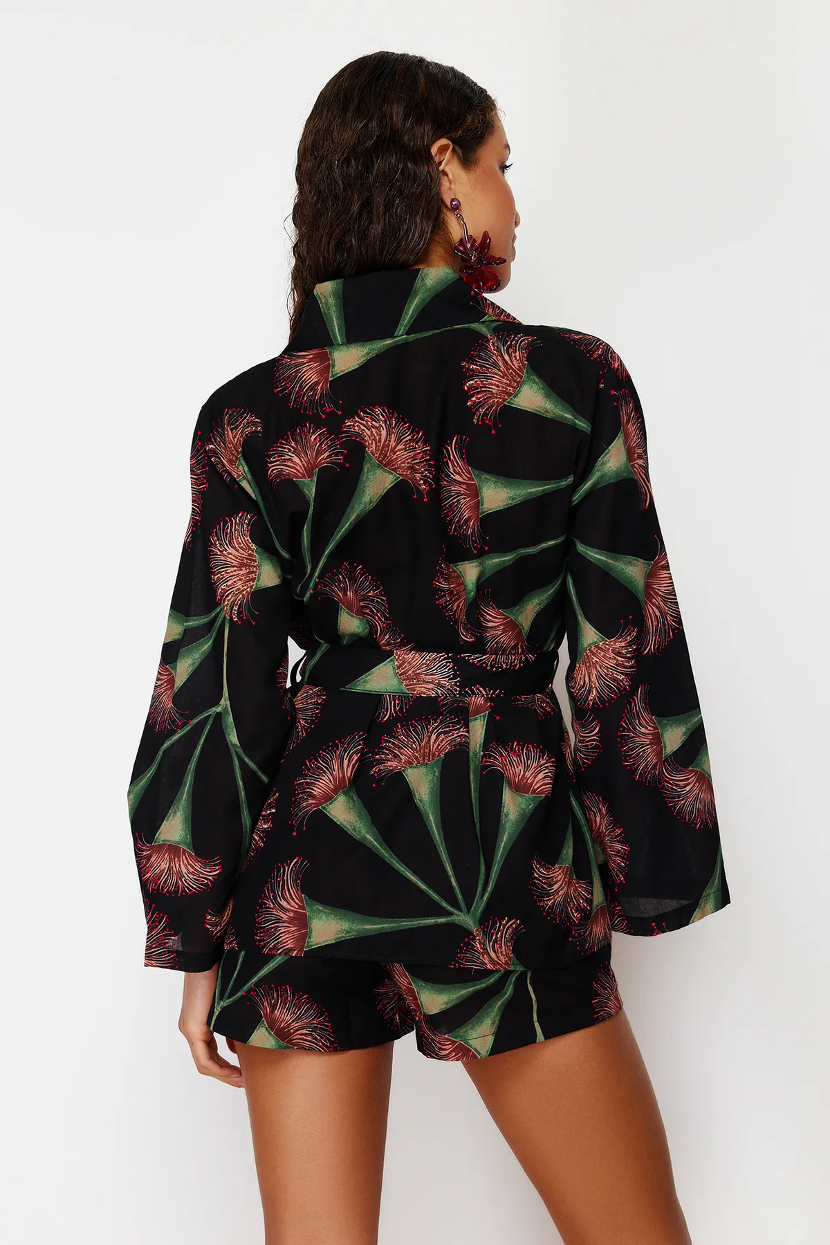 Trendyol Collection  Gewebtes Kimono-Shorts-Set aus 100 % Baumwolle mit Blumenmuster und Gürtel TBESS24AU00012