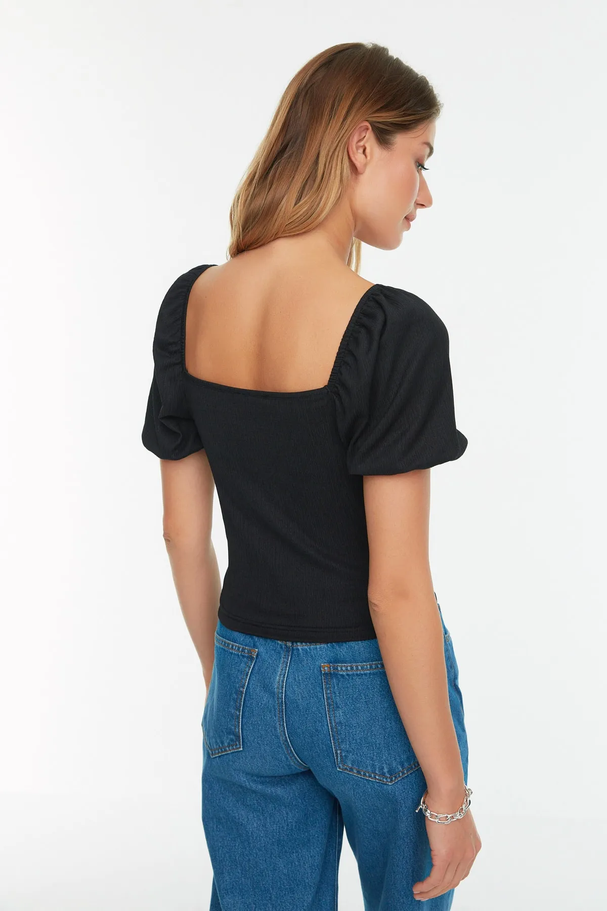 Trendyol Collection  Schwarze, bauchfreie, eng anliegende Pullover-Strickbluse mit quadratischem Ausschnitt und Ballonärmeln TWOSS22BZ00126