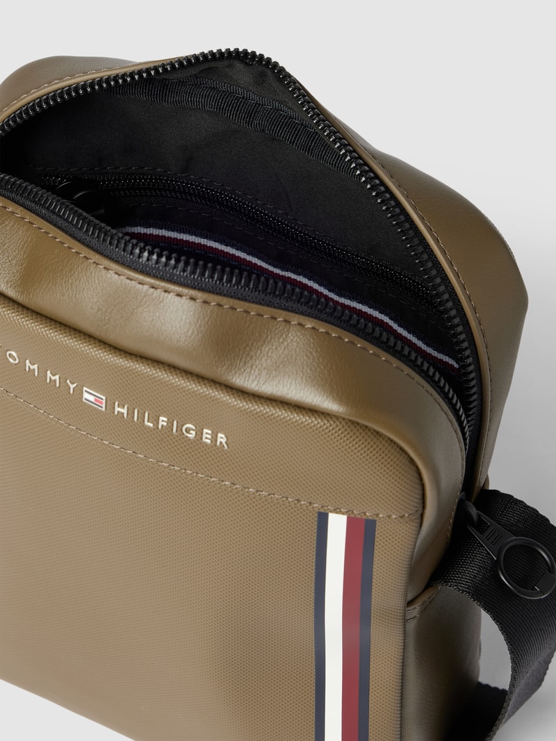 Crossbody Bag mit Label-Print Modell 'PIQUE' in schlamm