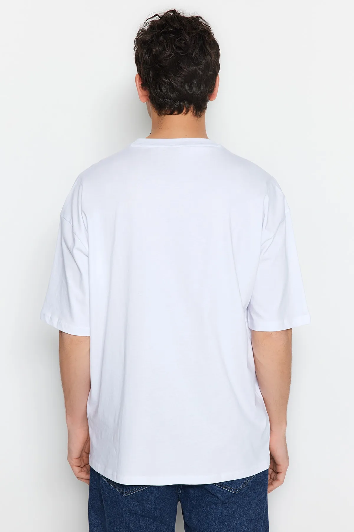 Trendyol Collection  Weißes, übergroßes/weit geschnittenes, kurzärmliges, mit Dinosauriern besticktes T-Shirt aus 100 % Baumwolle TMNSS23TS00243