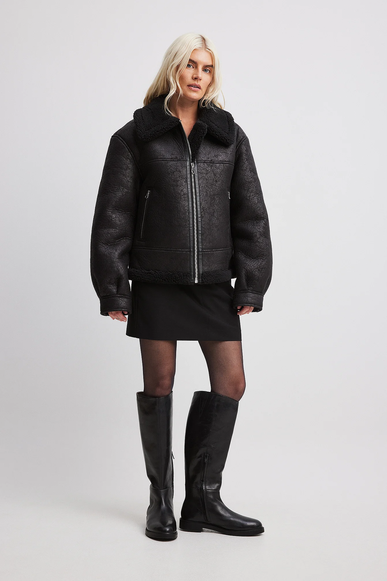 Flache kniehohe Lederstiefel