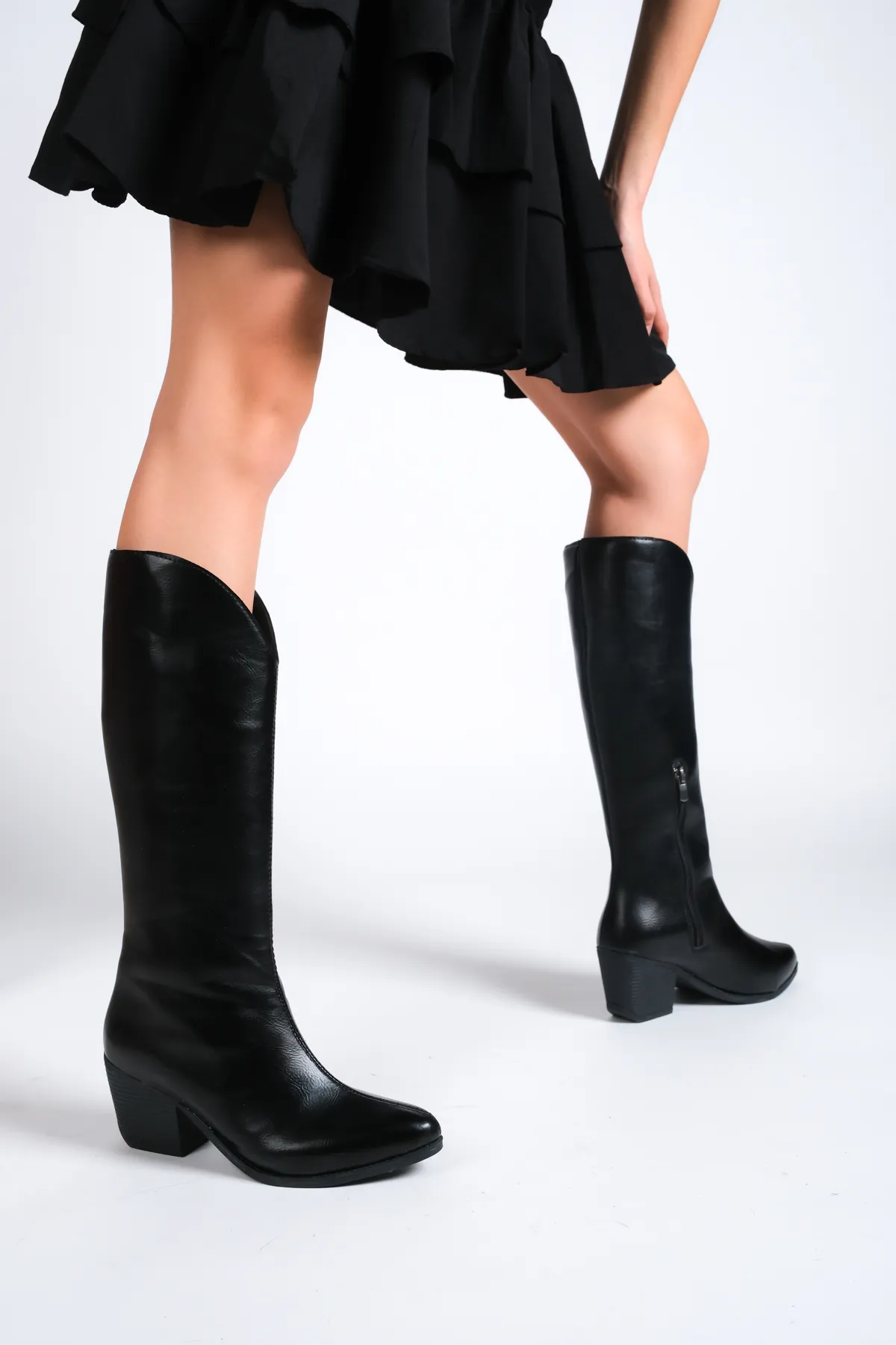 Capone Outfitters  Lange Cowboystiefel mit spitzer Zehenpartie