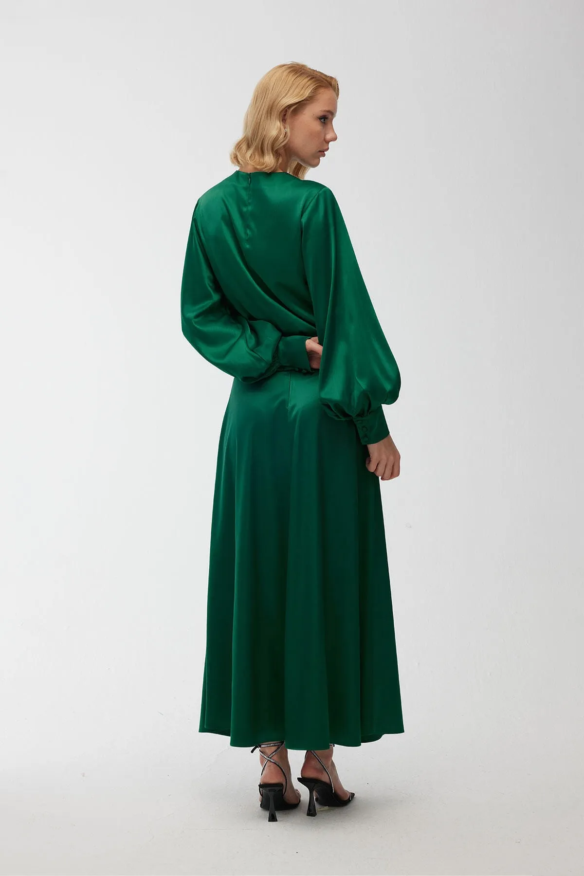 Manuka  Satin-Abendkleid, ausgestellter Rock, Smaragdgrün