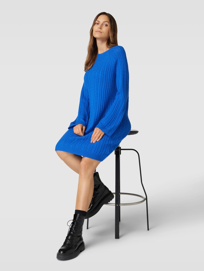 Knielanges Strickkleid mit Zopfmuster in royalblau