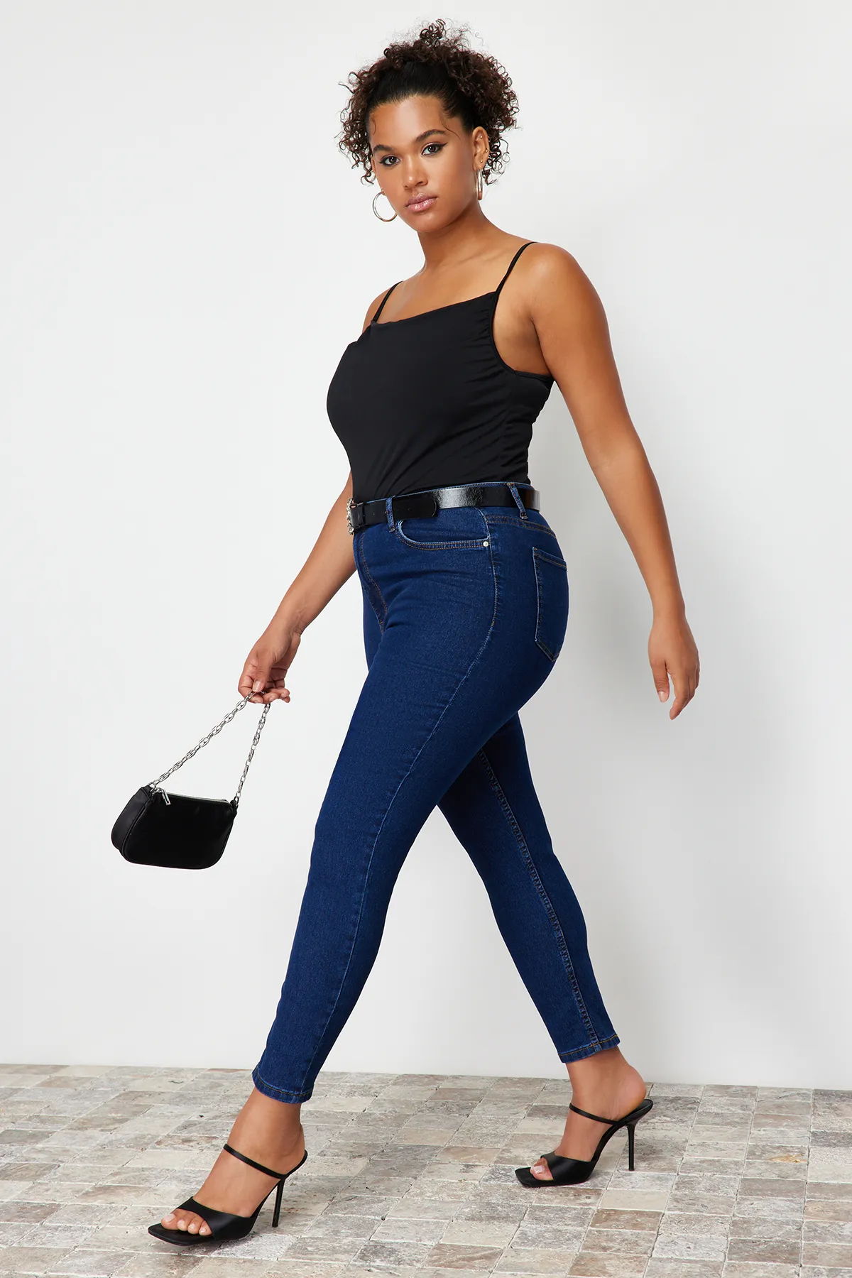 Trendyol Curve  Blaue, extra flexible Röhrenjeans TBBSS24CJ00006