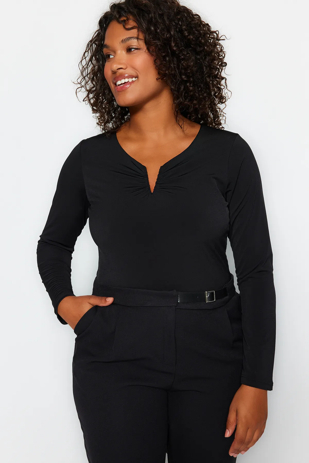 Trendyol Curve  Schwarze Sandy-Strickbluse mit V-Ausschnitt TBBAW24AF00030
