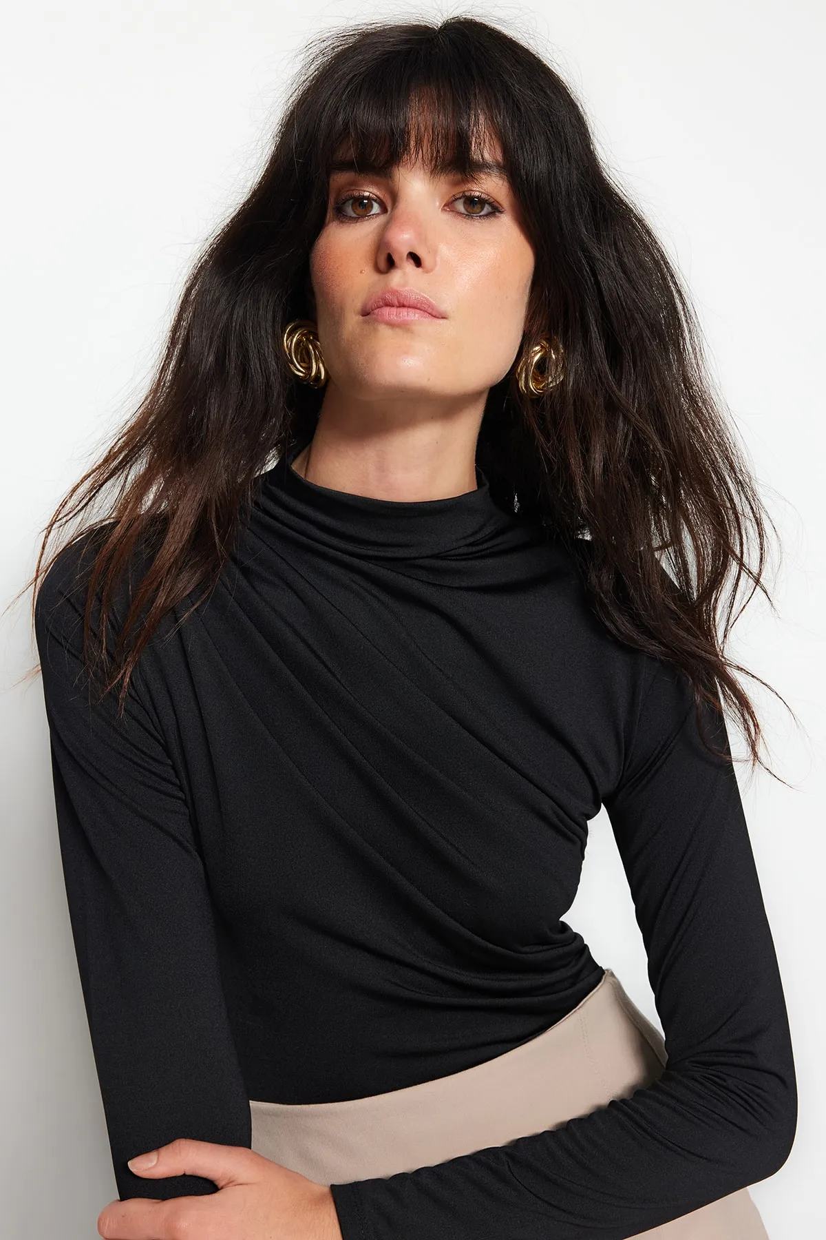 Trendyol Collection  Schwarzer Stretch-Strickbody mit Stehkragen und Druckknöpfen, gerafftem Detail TWOAW24BD00014
