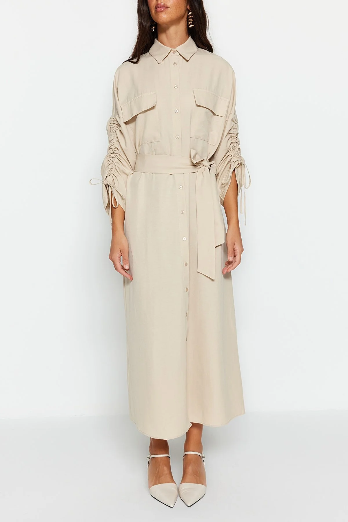 Trendyol Modest  Beigefarbenes Hemdkleid aus gewebter Baumwolle mit Gürtel und verstellbaren Ärmeln, Detail TCTSS23EB00365