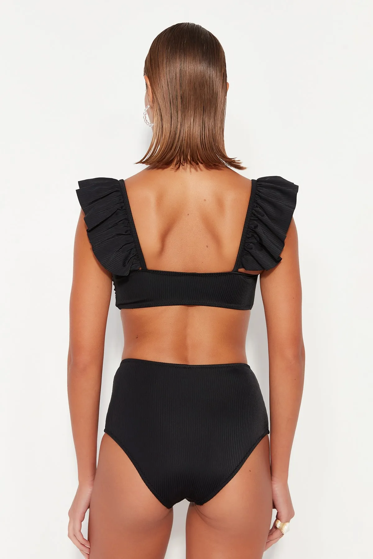 Trendyol Collection  Schwarzes Bralette-Bikinioberteil mit Rüschen und Struktur TBESS22BU0038