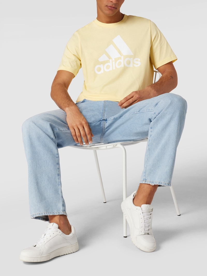 T-Shirt mit Label-Print in gelb