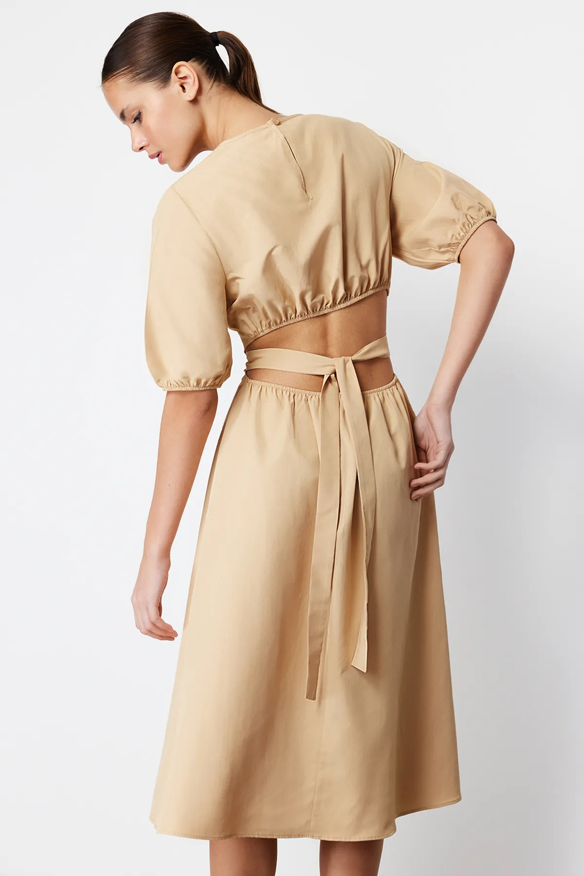 Trendyol Collection  Kamelfarbenes Midi-Webkleid mit Taillenöffnung TWOSS24EL00434