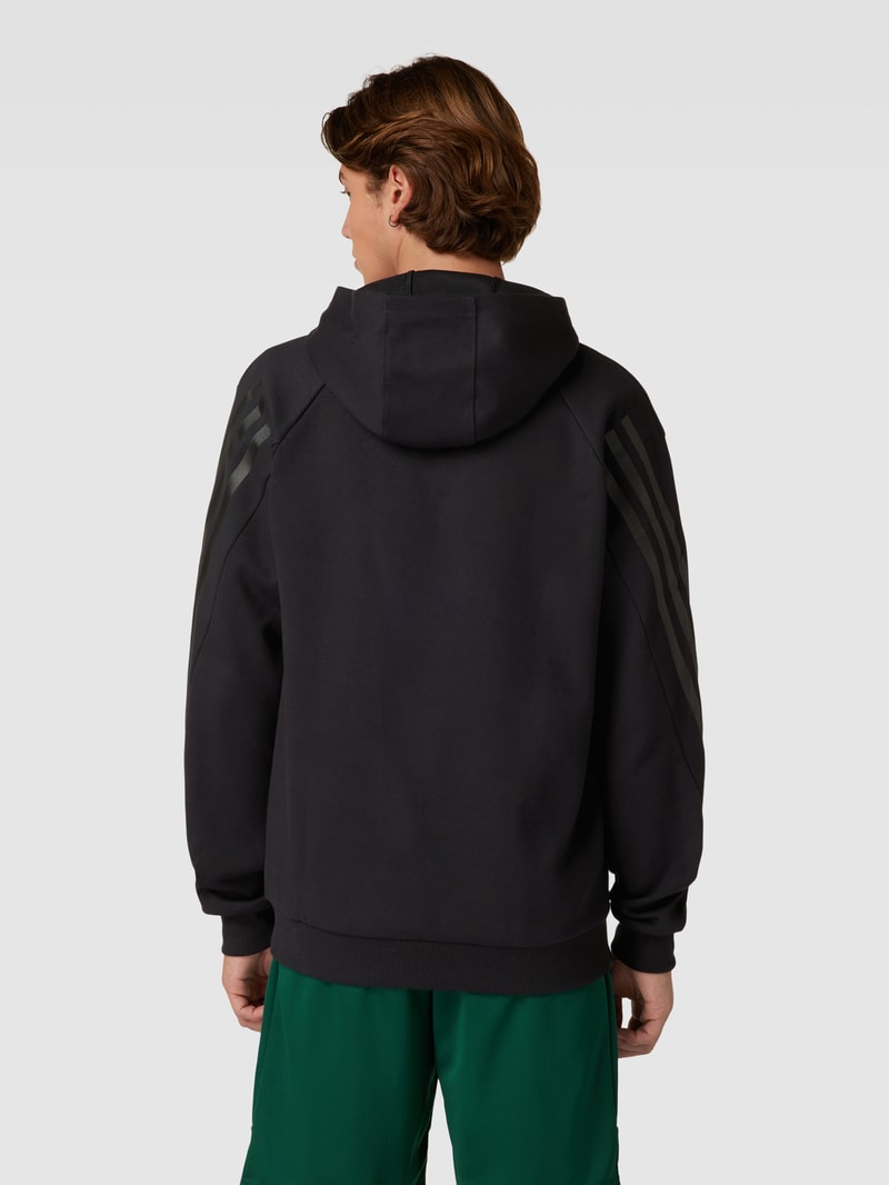 Hoodie mit Label-Patch in schwarz