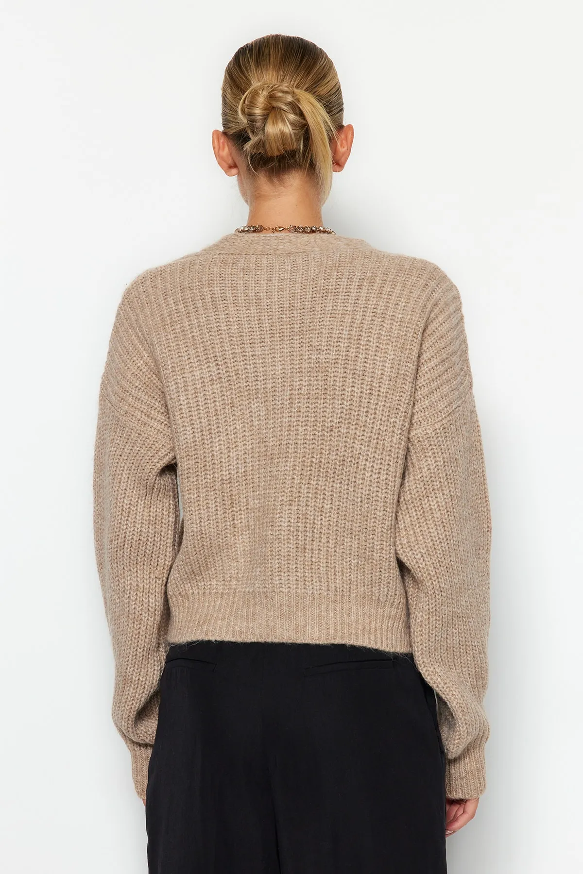 Trendyol Collection  Beigefarbener, weich strukturierter Haarstrickpullover TWOAW22KZ1947