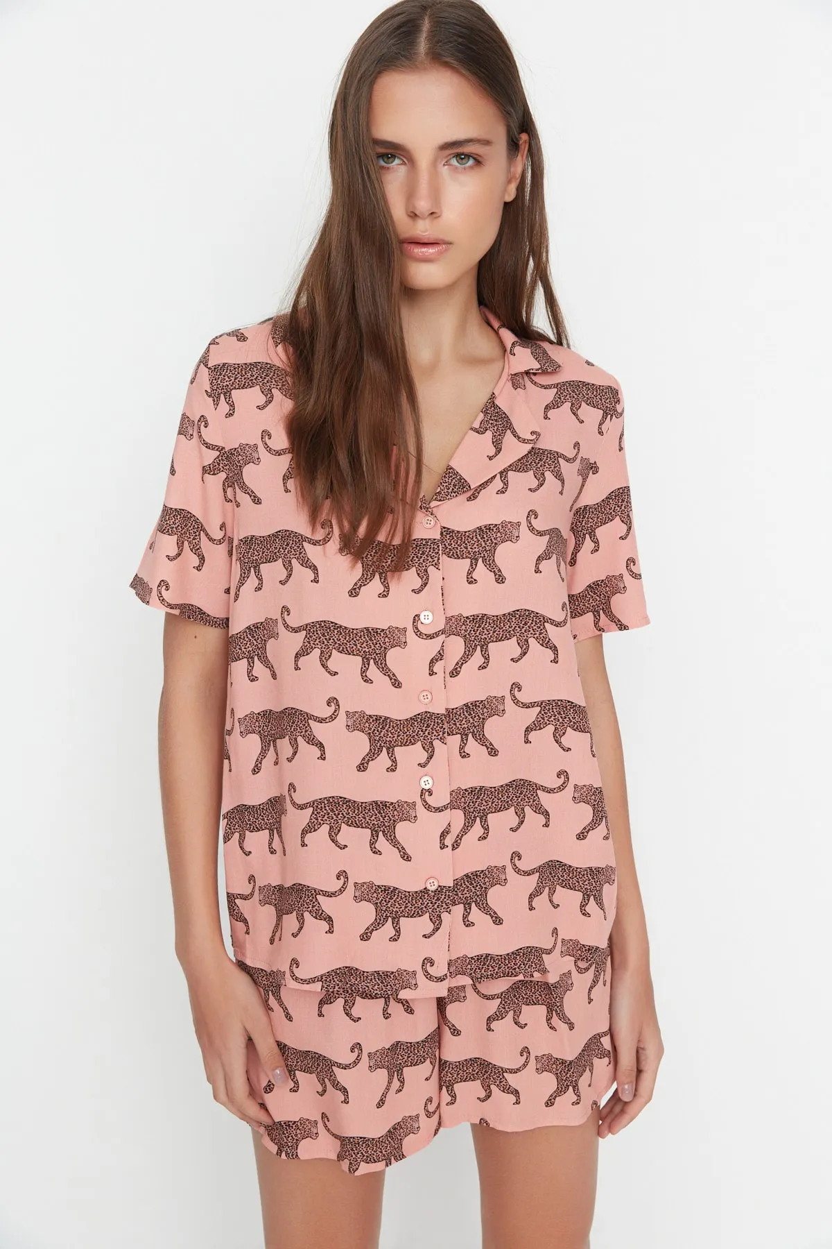 Trendyol Collection  Pyjama-Set aus Viskose mit Hemd und Shorts mit getrocknetem Rosenmuster THMSS21PT0473