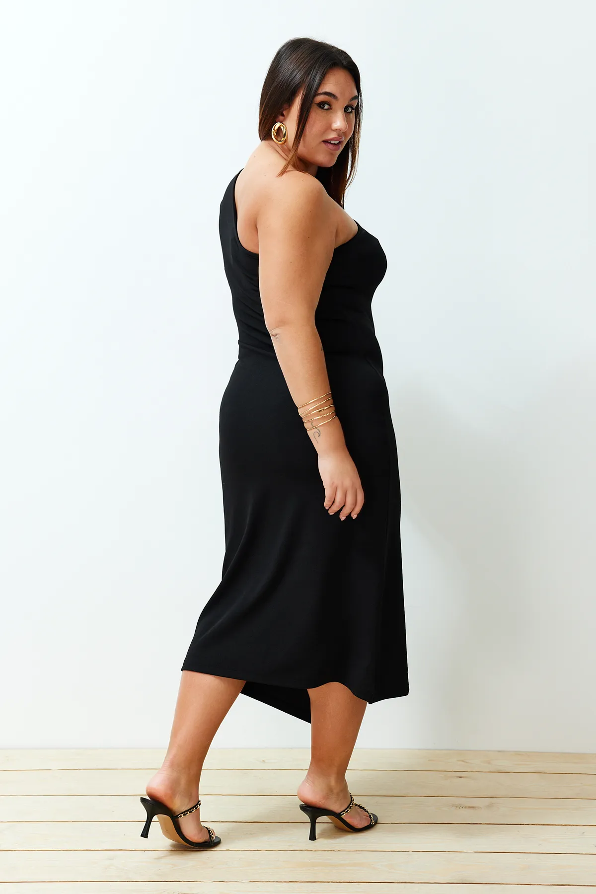 Trendyol Curve  Schwarzes asymmetrisches Strickkleid mit einer Schulter TBBSS24AH00158