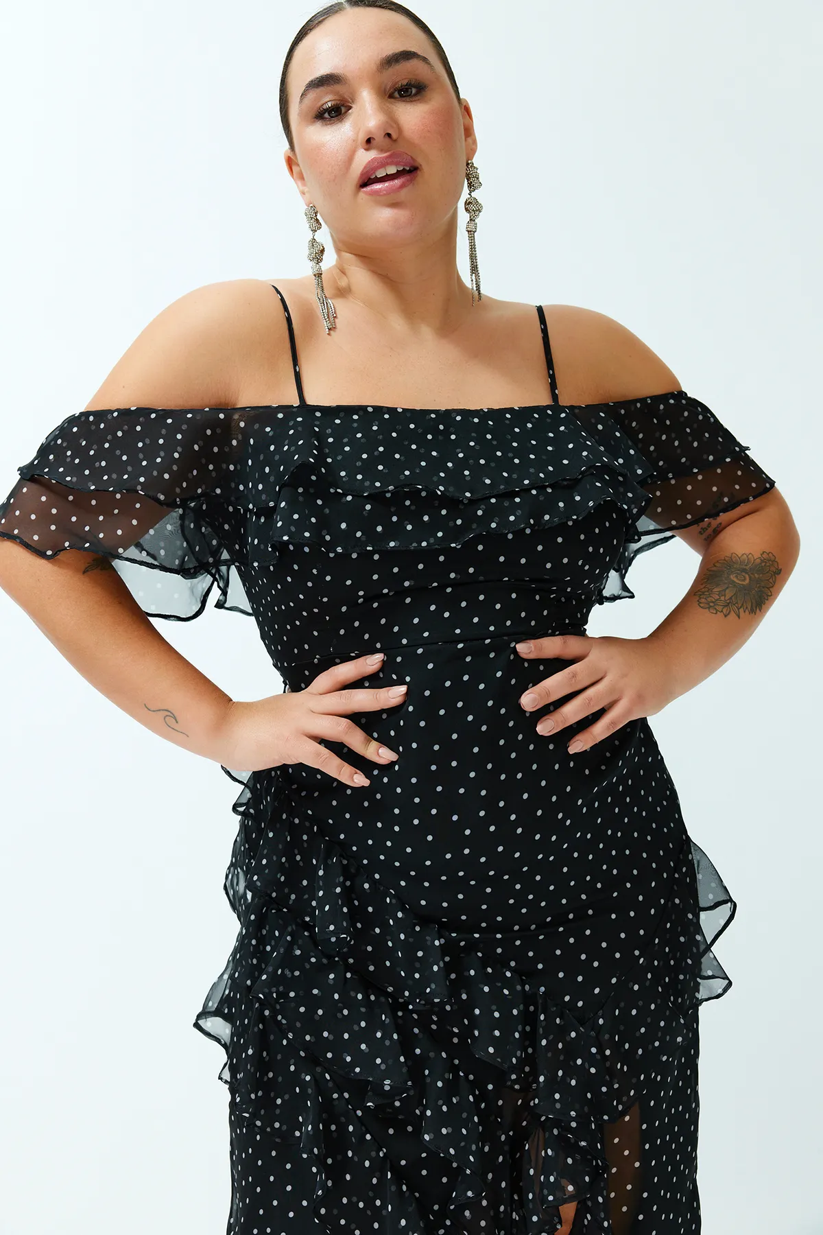 Trendyol Curve  Schwarzes gepunktetes Maxi-Gewebekleid TBBSS24AH00018