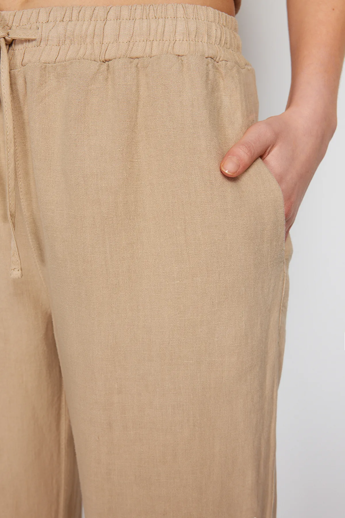 Trendyol Collection  Beige Hose mit weitem Bein und hoher Taille aus 100 % Leinen mit elastischem Bund TWOSS24JE00249