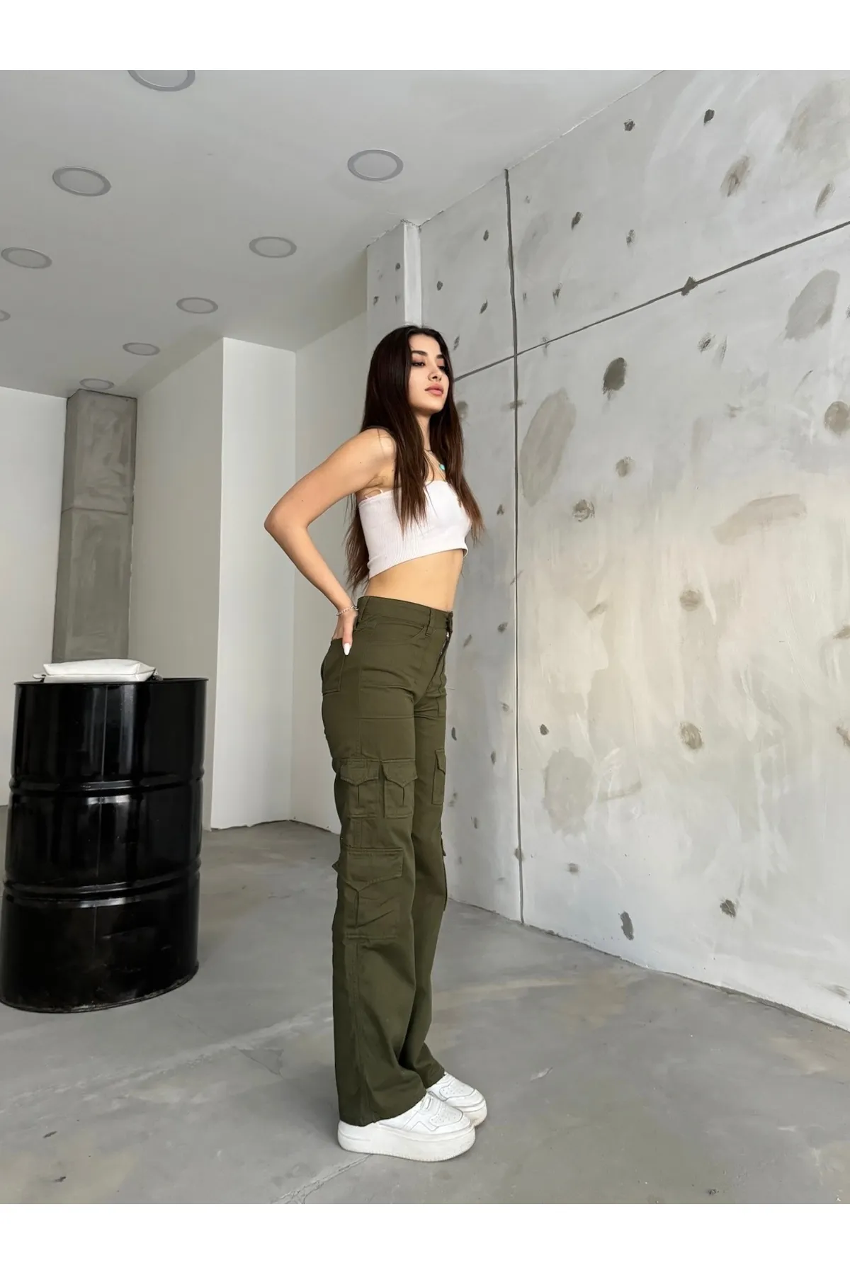 BİKELİFE  Khakifarbene Cargohose für Damen mit hoher Taille und mehreren Taschen und gerader Passform
