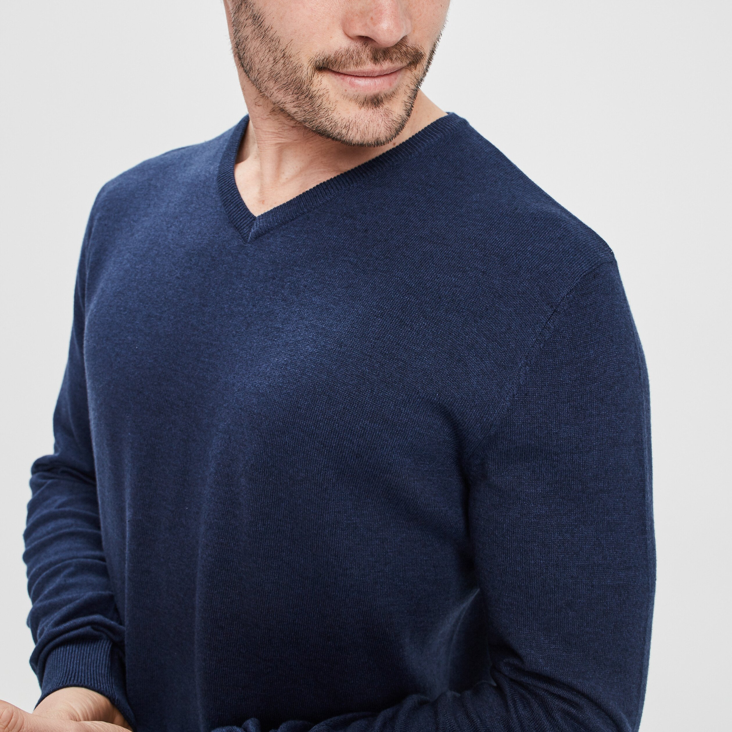 Pull avec col en V bleu marine homme | La Halle