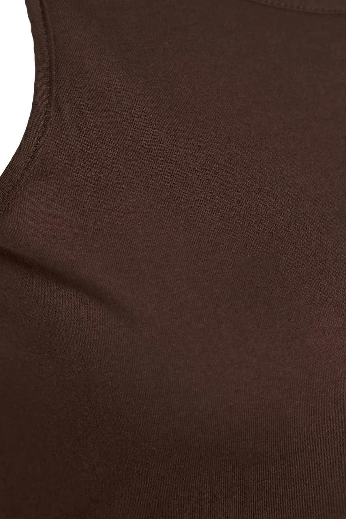 Trendyol Curve  Dunkelbraunes Shift-Strickkleid mit Rundhalsausschnitt und Schlitz TBBSS22AH0162
