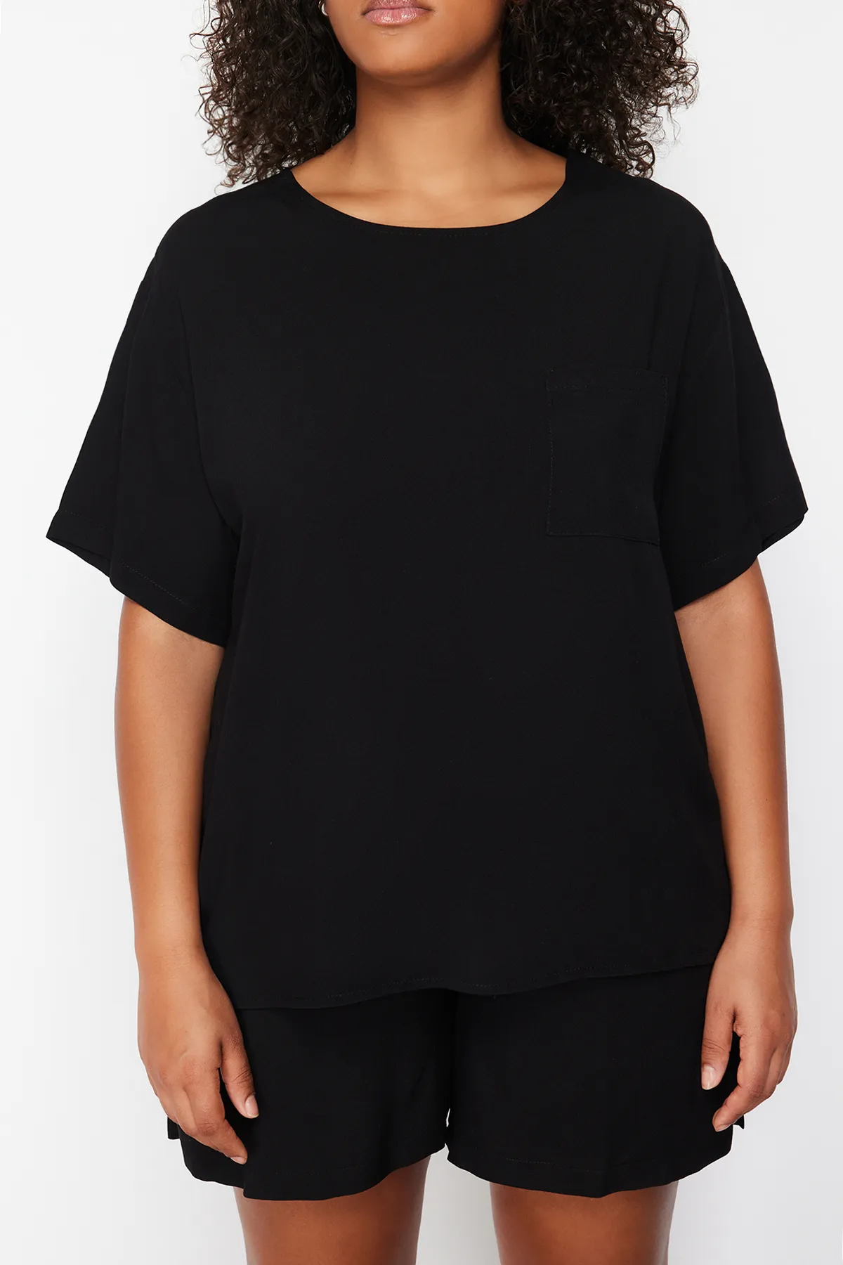 Trendyol Curve  Schwarzes gewebtes Pyjama-Set mit Rundhalsausschnitt TBSSS24AI00005