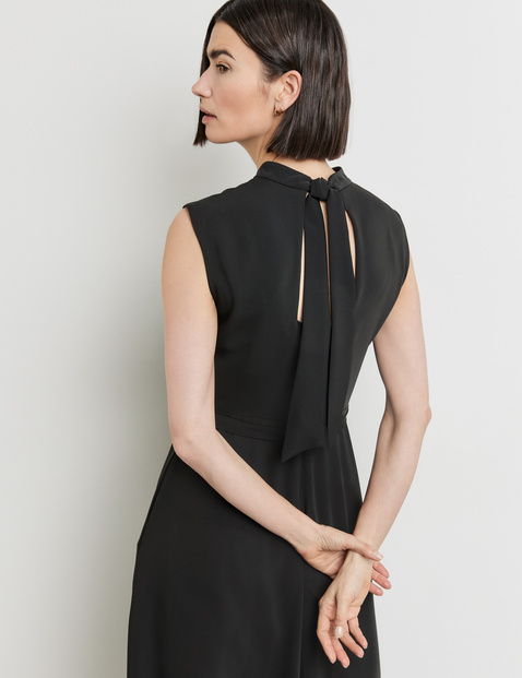 Fließendes Kleid mit Bindebändern