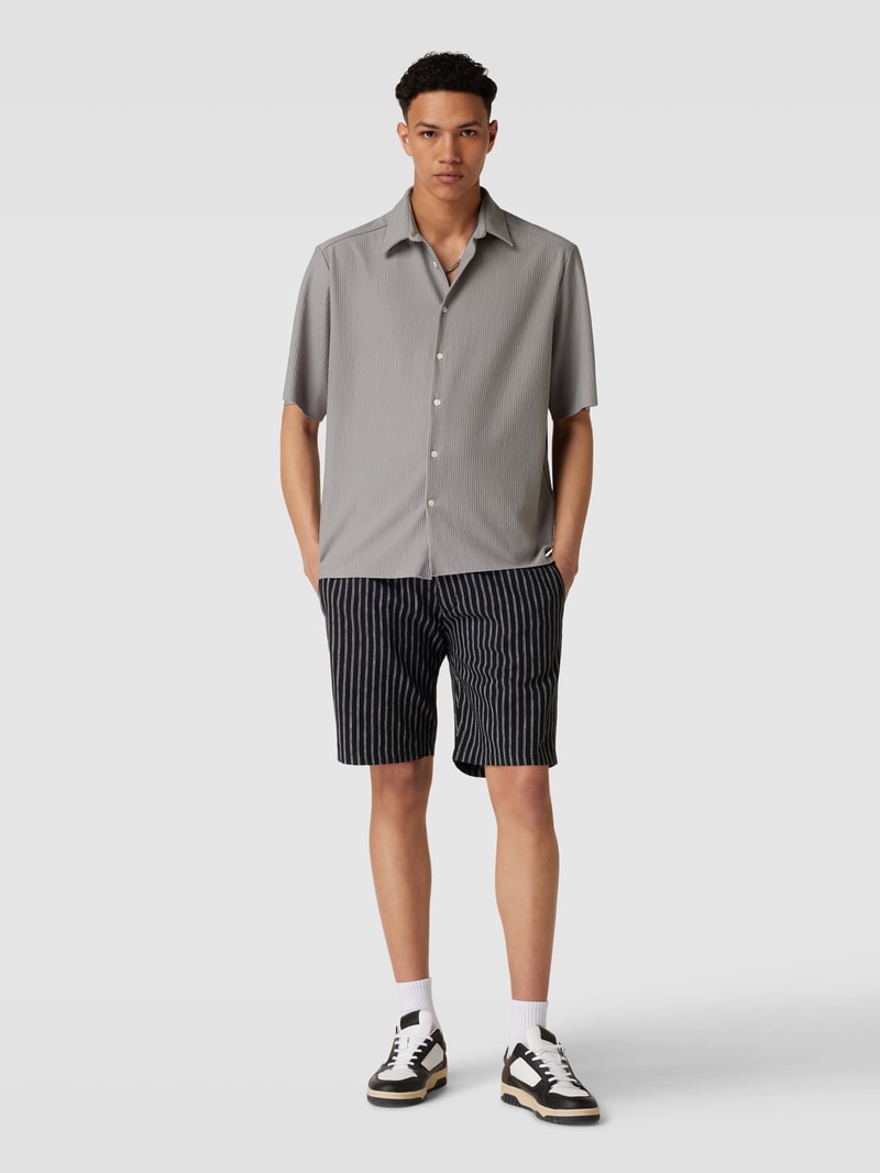Regular Fit Bermudas mit Streifenmuster in schwarz