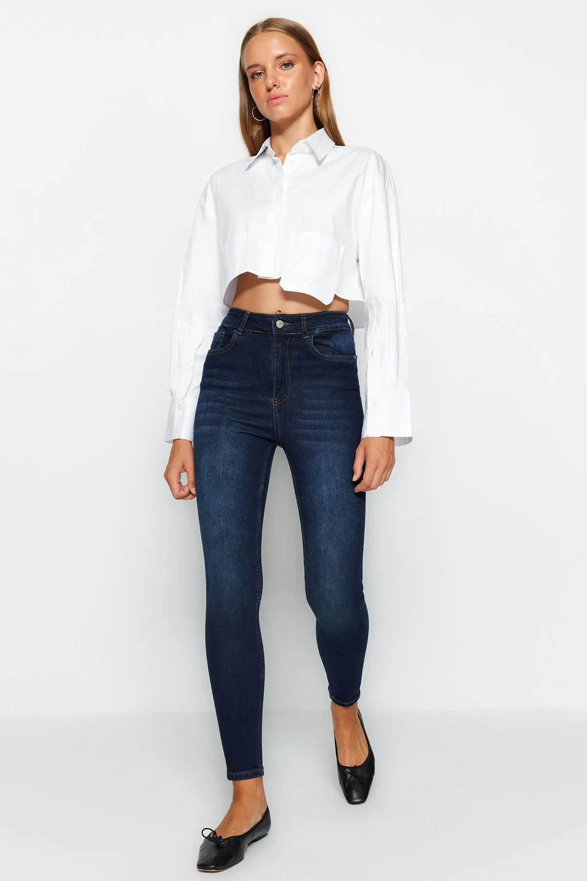 Trendyol Collection  Dunkelblaue Skinny Jeans mit normaler Taille TWOAW24JE00172